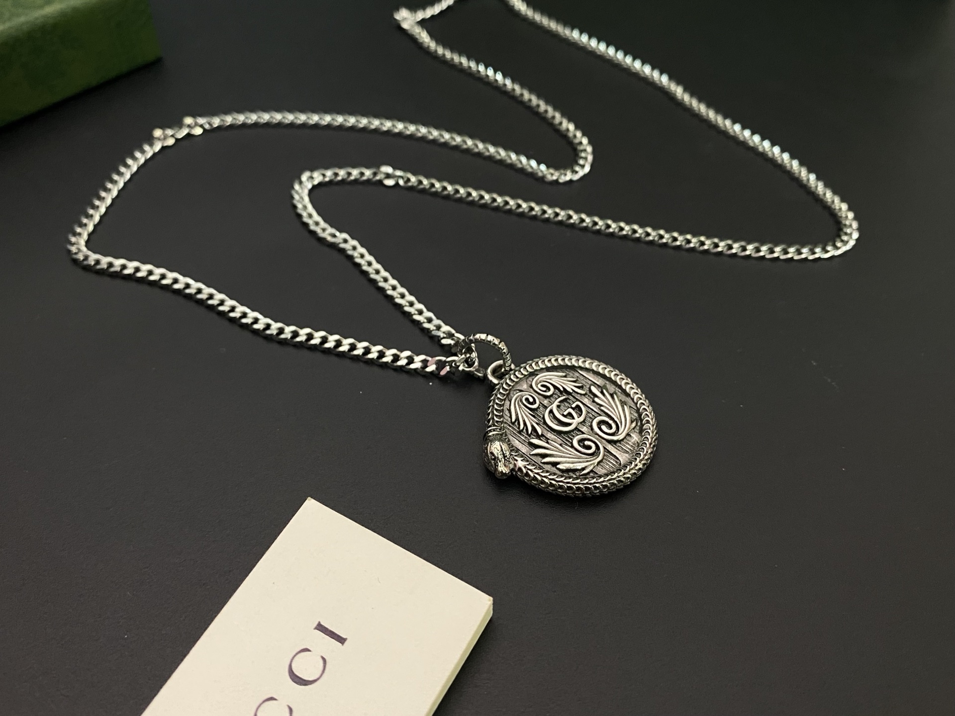Gucci古奇❤️蛇镶边 双G翅膀图案圆牌项链 🐍灵蛇造型滚边为吊坠添加点睛之笔，刻花图案栩栩如生💕复古