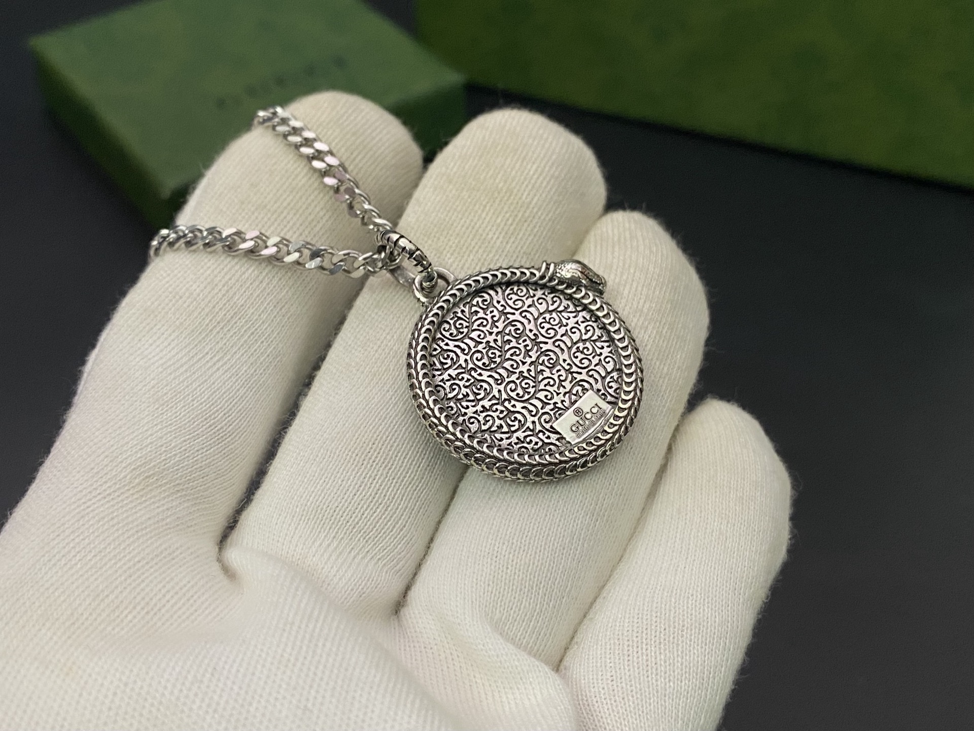 Gucci古奇❤️蛇镶边 双G翅膀图案圆牌项链 🐍灵蛇造型滚边为吊坠添加点睛之笔，刻花图案栩栩如生💕复古