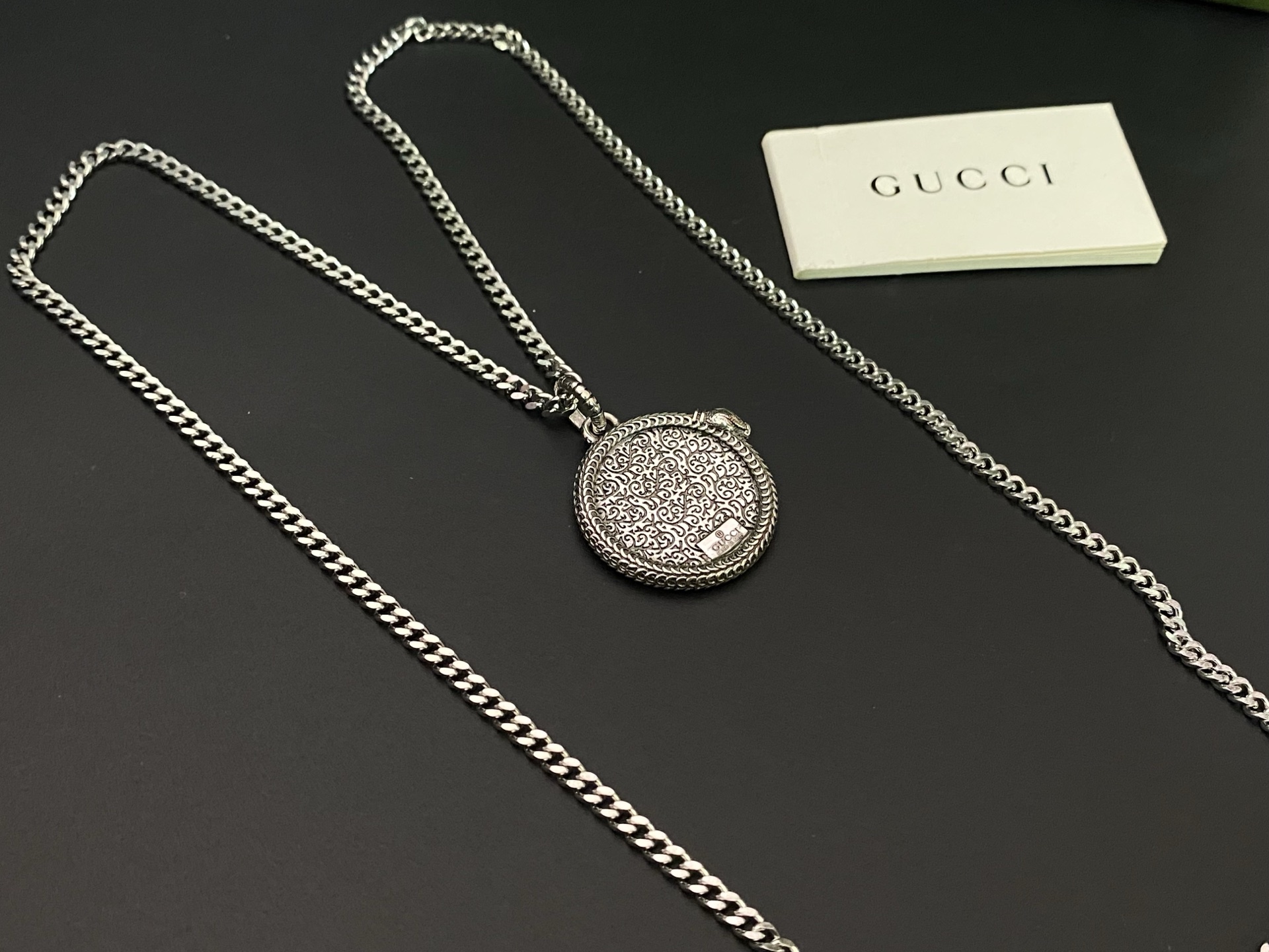Gucci古奇❤️蛇镶边 双G翅膀图案圆牌项链 🐍灵蛇造型滚边为吊坠添加点睛之笔，刻花图案栩栩如生💕复古