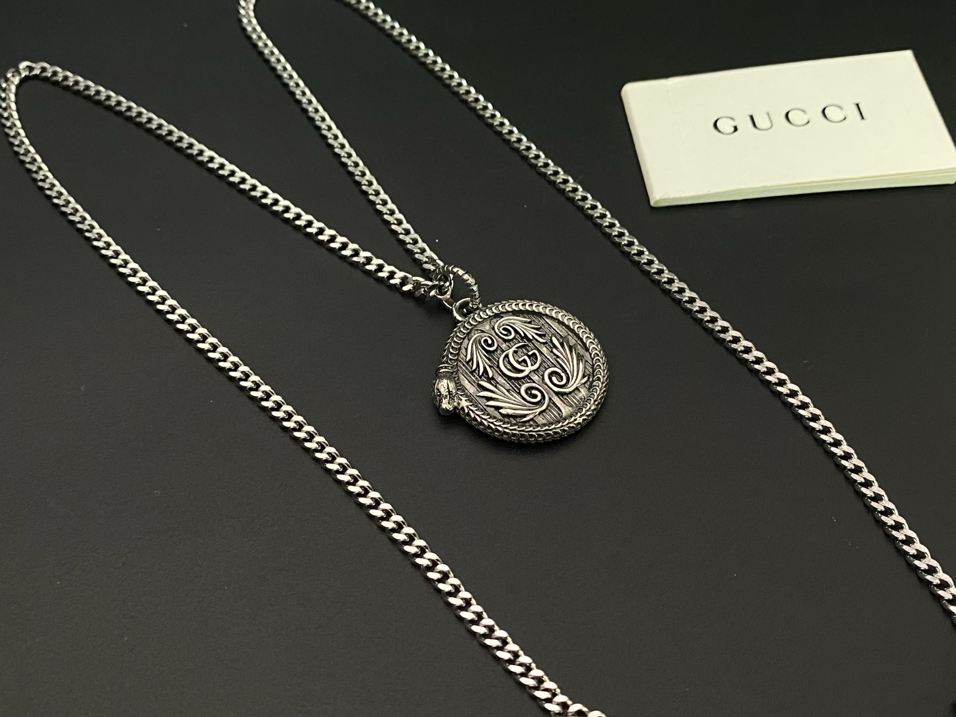 Gucci古奇❤️蛇镶边 双G翅膀图案圆牌项链 🐍灵蛇造型滚边为吊坠添加点睛之笔，刻花图案栩栩如生💕复古
