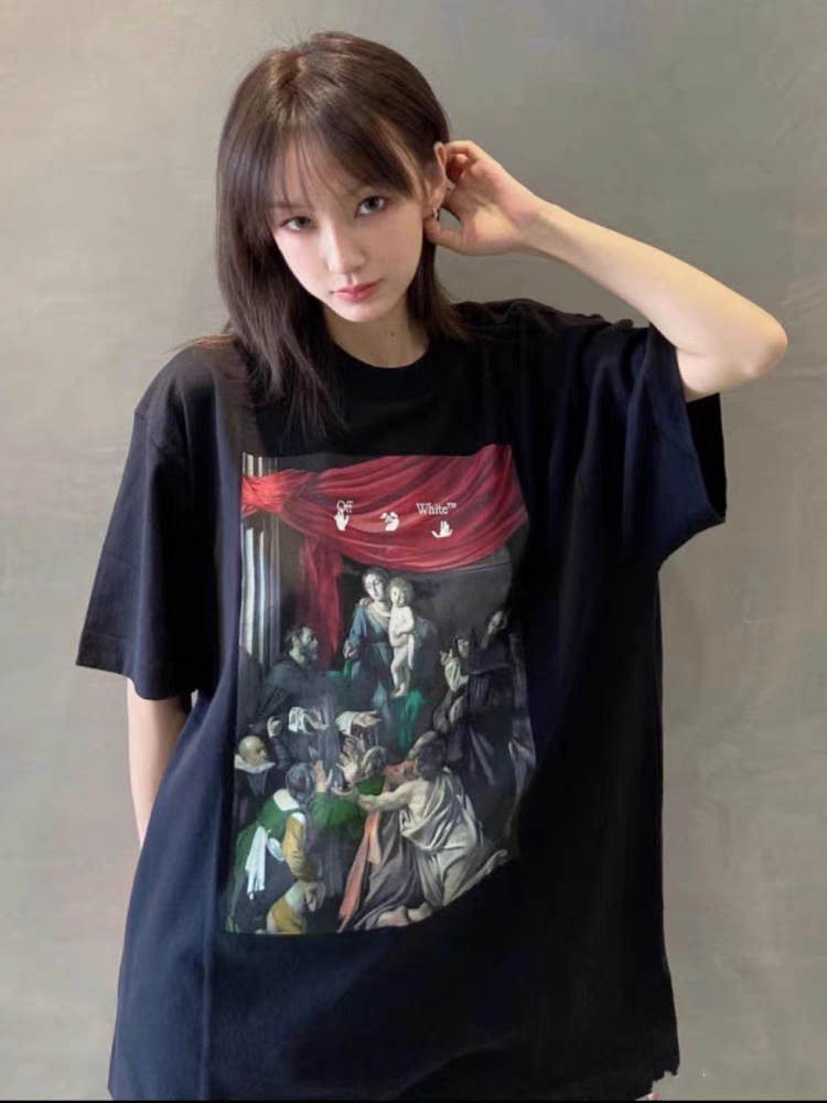 顶级版本上新💰69🔜O20#
-OFF-WHITE SS24独家重工 新款OW宗教系列文艺复兴油画图案Virgil Abloh箭头警戒线印花高街复古短袖T恤 男女同款-
【原版硅胶一体吊牌 定制水洗标带二维码 扫码直入官网 秒杀市面一切版本‼️】
-品牌背景:美国设计师 Virgil Abloh 以年轻世代的流行文化为号召,一手创立奢华街头潮牌 Off-White 行走于街头文化与高端时尚之间,以当代元素诠释青年文化,精细做工诠释潮流服饰,照片、画作和抢眼的图形印花都是设计师的灵感源泉.
-正品购入开模 全套1:1定制原版辅料 包装 水洗 吊牌 真正意义上的还原官网品质!
-定织定染32支280克双纱纯棉面料,重工立体印花,进口正品热固油墨丝网印花,高弹拉架胶浆印刷,印花清晰透底纹,机洗毫无压力!
-采用双压线工艺,肩部车线平直双链条走线,肩膀处内里带双压条,精细走线,顶级工艺欢迎对比!
-专属定制Logo包装
-不挑年龄不挑身材不挑性别,男女都非常合适!
-后背标志性OW大箭头印花,工艺精致而复杂,既充满了复古气息又代表富贵吉祥,同时将高街潮流与辨识度融于一体!
【所有细节均为实拍,放心购入‼️】
颜色:黑色/白色
尺码:S-XL(原版OS宽松版型,最大可穿200斤!)
胸围 衣长 肩宽
S码 110 72 47.0
M码 114 74 48.5
L码 118 76 50.0
XL码 122 78 51.5