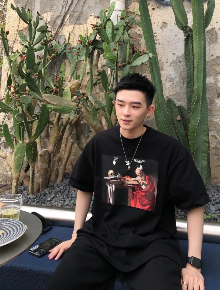 顶级版本上新💰69🔜O31#
-OFF-WHITE C/O VIRGIL SS24独家重工 新款OW宗教系列骷髅头油画图案Virgil Abloh箭头警戒线印花高街复古短袖T恤 男女同款-
【原版硅胶一体吊牌 定制水洗标带二维码 扫码直入官网 秒杀市面一切版本‼️】
-品牌背景:美国设计师 Virgil Abloh 以年轻世代的流行文化为号召,一手创立奢华街头潮牌 Off-White。行走于街头文化与高端时尚之间,以当代元素诠释青年文化,精细做工诠释潮流服饰,照片、画作和抢眼的图形印花都是设计师的灵感源泉。
-正品购入开模 全套1:1定制原版辅料 包装 水洗 吊牌 真正意义上的还原官网品质!
-定织定染32支280克双纱纯棉面料,重工立体印花,进口正品热固油墨丝网印花,高弹拉架胶浆印刷,印花清晰透底纹,机洗毫无压力!
-采用双压线工艺,肩部车线平直双链条走线,肩膀处内里带双压条,精细走线,顶级工艺欢迎对比!
-专属定制Logo包装
-不挑年龄不挑身材不挑性别,男女都非常合适!
-后背标志性OW大箭头印花,工艺精致而复杂,既充满了复古气息又代表富贵吉祥,同时将高街潮流与辨识度融于一体!
【所有细节均为实拍,放心购入‼️】
颜色:黑色/白色
尺码:S-XL(原版OS宽松版型,最大可穿200斤!)
胸围 衣长 肩宽
S码 110 72 47.0
M码 114 74 48.5
L码 118 76 50.0
XL码 122 78 51.5