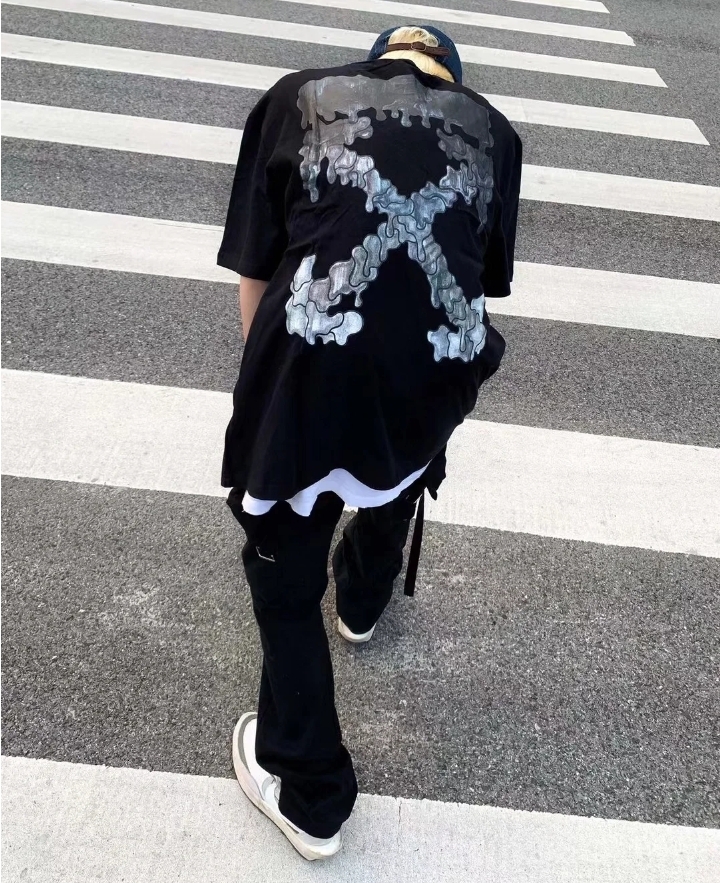 顶级版本上新💰69🔜O49#
-OFF-WHITE SS24独家新款三色 熔岩泼墨水滴溶解3D印花OW箭头Virgil Abloh警戒线高街复古短袖T恤 男女同款-
【原版硅胶一体吊牌 定制水洗标带二维码 扫码直入官网 秒杀市面一切版本‼️】
-品牌背景:美国设计师 Virgil Abloh 以年轻世代的流行文化为号召,一手创立奢华街头潮牌 Off-White 行走于街头文化与高端时尚之间,以当代元素诠释青年文化,精细做工诠释潮流服饰,照片、画作和抢眼的图形印花都是设计师的灵感源泉.
-正品购入开模 全套1:1定制原版辅料 包装 水洗 吊牌 真正意义上的还原官网品质!
-定织定染32支280克双纱纯棉面料,重工立体印花,进口正品热固油墨丝网印花,高弹拉架胶浆印刷,印花清晰透底纹,机洗毫无压力!
-采用双压线工艺,肩部车线平直双链条走线,肩膀处内里带双压条,精细走线,顶级工艺欢迎对比!
-专属定制Logo包装
-不挑年龄不挑身材不挑性别,男女都非常合适!
-后背标志性OW大箭头印花,工艺精致而复杂,既充满了复古气息又代表富贵吉祥,同时将高街潮流与辨识度融于一体!
【所有细节均为实拍,放心购入‼️】
颜色:黑熔岩/白熔岩/粉熔岩
尺码:S-XL(原版OS宽松版型,最大可穿200斤!)
胸围 衣长 肩宽
S码 110 72 47.0
M码 114 74 48.5
L码 118 76 50.0
XL码 122 78 51.5