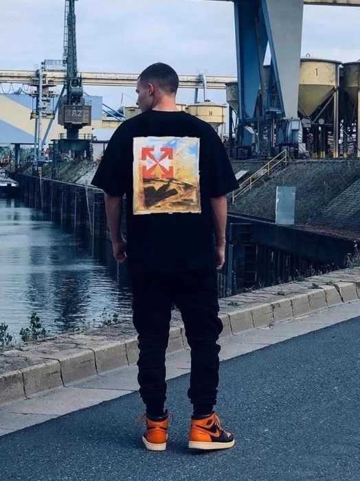 顶级版本上新💰69🔜O48#
-OFF-WHITE C/O VIRGIL SS24重工独家 新款刷漆油画印花OW箭头Virgil Abloh警戒线高街复古短袖T恤 男女同款-
【原版硅胶一体吊牌 定制水洗标带二维码 扫码直入官网 秒杀市面一切版本‼️】
-品牌背景:美国设计师 Virgil Abloh 以年轻世代的流行文化为号召,一手创立奢华街头潮牌 Off-White 行走于街头文化与高端时尚之间,以当代元素诠释青年文化,精细做工诠释潮流服饰,照片、画作和抢眼的图形印花都是设计师的灵感源泉.
-正品购入开模 全套1:1定制原版辅料 包装 水洗 吊牌 真正意义上的还原官网品质!
-定织定染32支280克双纱纯棉面料,重工立体印花,进口正品热固油墨丝网印花,高弹拉架胶浆印刷,印花清晰透底纹,机洗毫无压力!
-采用双压线工艺,肩部车线平直双链条走线,肩膀处内里带双压条,精细走线,顶级工艺欢迎对比!
-专属定制Logo包装
-不挑年龄不挑身材不挑性别,男女都非常合适!
-后背标志性OW大箭头印花,工艺精致而复杂,既充满了复古气息又代表富贵吉祥,同时将高街潮流与辨识度融于一体!
【所有细节均为实拍,放心购入‼️】
颜色:黑色/白色
尺码:S-XL(原版OS宽松版型,最大可穿200斤!)
胸围 衣长 肩宽
S码 110 72 47.0
M码 114 74 48.5
L码 118 76 50.0
XL码 122 78 51.5