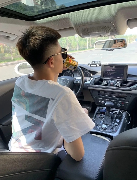 顶级版本上新💰69🔜O46#
-OFF-WHITE 肖战同款C/O VIRGIL SS24新款重工独家 佛罗伦萨限定系列油画印花OW箭头Virgil Abloh警戒线高街复古短袖T恤 男女同款-
【原版硅胶一体吊牌 定制水洗标带二维码 扫码直入官网 秒杀市面一切版本‼️】
-品牌背景:美国设计师 Virgil Abloh 以年轻世代的流行文化为号召,一手创立奢华街头潮牌 Off-White 行走于街头文化与高端时尚之间,以当代元素诠释青年文化,精细做工诠释潮流服饰,照片、画作和抢眼的图形印花都是设计师的灵感源泉.
-正品购入开模 全套1:1定制原版辅料 包装 水洗 吊牌 真正意义上的还原官网品质!
-定织定染32支280克双纱纯棉面料,重工立体印花,进口正品热固油墨丝网印花,高弹拉架胶浆印刷,印花清晰透底纹,机洗毫无压力!
-采用双压线工艺,肩部车线平直双链条走线,肩膀处内里带双压条,精细走线,顶级工艺欢迎对比!
-专属定制Logo包装
-不挑年龄不挑身材不挑性别,男女都非常合适!
-后背标志性OW大箭头印花,工艺精致而复杂,既充满了复古气息又代表富贵吉祥,同时将高街潮流与辨识度融于一体!
【所有细节均为实拍,放心购入‼️】
颜色:黑色/白色
尺码:S-XL(原版OS宽松版型,最大可穿200斤!)
胸围 衣长 肩宽
S码 110 72 47.0
M码 114 74 48.5
L码 118 76 50.0
XL码 122 78 51.5