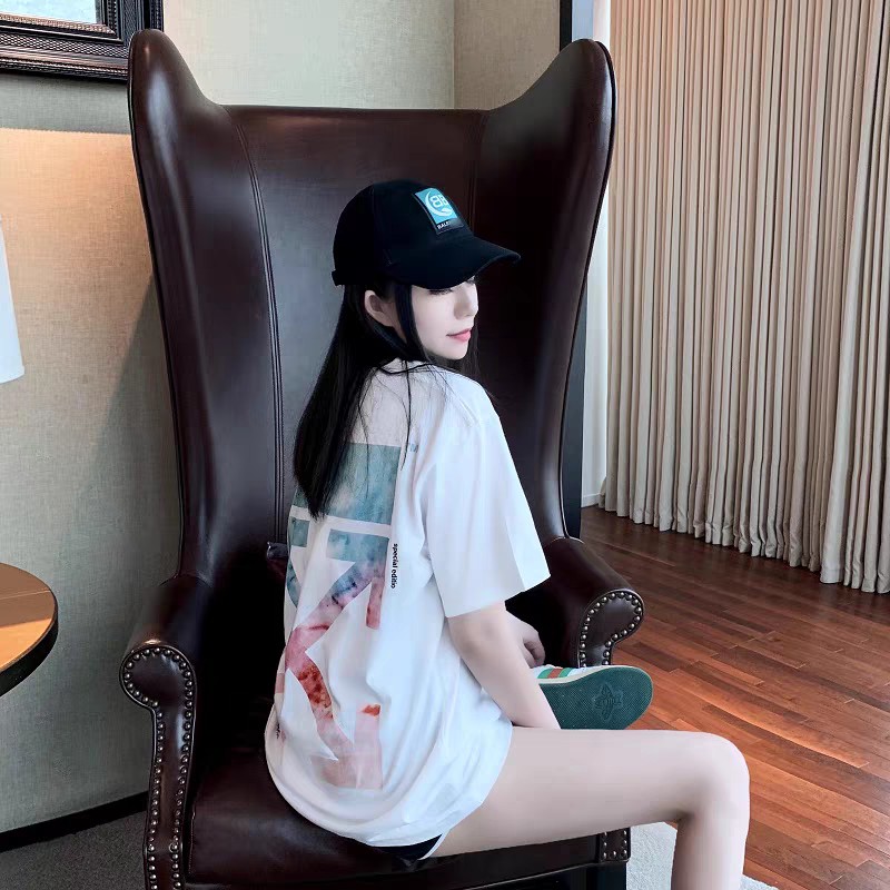 顶级版本上新💰69🔜O46#
-OFF-WHITE 肖战同款C/O VIRGIL SS24新款重工独家 佛罗伦萨限定系列油画印花OW箭头Virgil Abloh警戒线高街复古短袖T恤 男女同款-
【原版硅胶一体吊牌 定制水洗标带二维码 扫码直入官网 秒杀市面一切版本‼️】
-品牌背景:美国设计师 Virgil Abloh 以年轻世代的流行文化为号召,一手创立奢华街头潮牌 Off-White 行走于街头文化与高端时尚之间,以当代元素诠释青年文化,精细做工诠释潮流服饰,照片、画作和抢眼的图形印花都是设计师的灵感源泉.
-正品购入开模 全套1:1定制原版辅料 包装 水洗 吊牌 真正意义上的还原官网品质!
-定织定染32支280克双纱纯棉面料,重工立体印花,进口正品热固油墨丝网印花,高弹拉架胶浆印刷,印花清晰透底纹,机洗毫无压力!
-采用双压线工艺,肩部车线平直双链条走线,肩膀处内里带双压条,精细走线,顶级工艺欢迎对比!
-专属定制Logo包装
-不挑年龄不挑身材不挑性别,男女都非常合适!
-后背标志性OW大箭头印花,工艺精致而复杂,既充满了复古气息又代表富贵吉祥,同时将高街潮流与辨识度融于一体!
【所有细节均为实拍,放心购入‼️】
颜色:黑色/白色
尺码:S-XL(原版OS宽松版型,最大可穿200斤!)
胸围 衣长 肩宽
S码 110 72 47.0
M码 114 74 48.5
L码 118 76 50.0
XL码 122 78 51.5