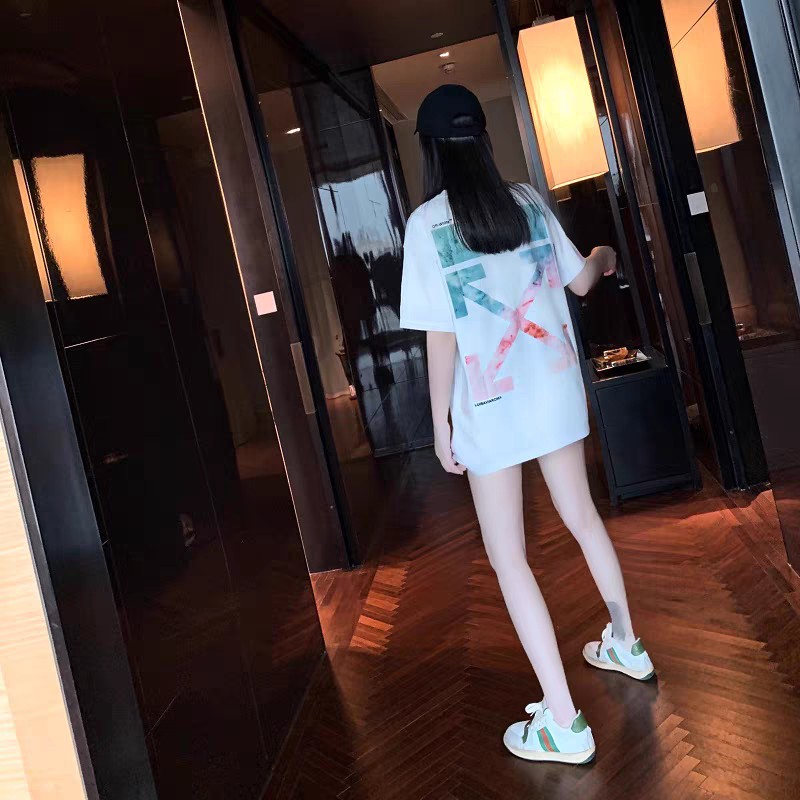 顶级版本上新💰69🔜O46#
-OFF-WHITE 肖战同款C/O VIRGIL SS24新款重工独家 佛罗伦萨限定系列油画印花OW箭头Virgil Abloh警戒线高街复古短袖T恤 男女同款-
【原版硅胶一体吊牌 定制水洗标带二维码 扫码直入官网 秒杀市面一切版本‼️】
-品牌背景:美国设计师 Virgil Abloh 以年轻世代的流行文化为号召,一手创立奢华街头潮牌 Off-White 行走于街头文化与高端时尚之间,以当代元素诠释青年文化,精细做工诠释潮流服饰,照片、画作和抢眼的图形印花都是设计师的灵感源泉.
-正品购入开模 全套1:1定制原版辅料 包装 水洗 吊牌 真正意义上的还原官网品质!
-定织定染32支280克双纱纯棉面料,重工立体印花,进口正品热固油墨丝网印花,高弹拉架胶浆印刷,印花清晰透底纹,机洗毫无压力!
-采用双压线工艺,肩部车线平直双链条走线,肩膀处内里带双压条,精细走线,顶级工艺欢迎对比!
-专属定制Logo包装
-不挑年龄不挑身材不挑性别,男女都非常合适!
-后背标志性OW大箭头印花,工艺精致而复杂,既充满了复古气息又代表富贵吉祥,同时将高街潮流与辨识度融于一体!
【所有细节均为实拍,放心购入‼️】
颜色:黑色/白色
尺码:S-XL(原版OS宽松版型,最大可穿200斤!)
胸围 衣长 肩宽
S码 110 72 47.0
M码 114 74 48.5
L码 118 76 50.0
XL码 122 78 51.5