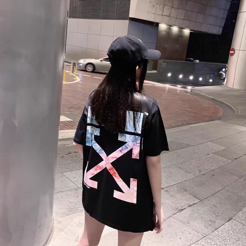 顶级版本上新💰69🔜O46#
-OFF-WHITE 肖战同款C/O VIRGIL SS24新款重工独家 佛罗伦萨限定系列油画印花OW箭头Virgil Abloh警戒线高街复古短袖T恤 男女同款-
【原版硅胶一体吊牌 定制水洗标带二维码 扫码直入官网 秒杀市面一切版本‼️】
-品牌背景:美国设计师 Virgil Abloh 以年轻世代的流行文化为号召,一手创立奢华街头潮牌 Off-White 行走于街头文化与高端时尚之间,以当代元素诠释青年文化,精细做工诠释潮流服饰,照片、画作和抢眼的图形印花都是设计师的灵感源泉.
-正品购入开模 全套1:1定制原版辅料 包装 水洗 吊牌 真正意义上的还原官网品质!
-定织定染32支280克双纱纯棉面料,重工立体印花,进口正品热固油墨丝网印花,高弹拉架胶浆印刷,印花清晰透底纹,机洗毫无压力!
-采用双压线工艺,肩部车线平直双链条走线,肩膀处内里带双压条,精细走线,顶级工艺欢迎对比!
-专属定制Logo包装
-不挑年龄不挑身材不挑性别,男女都非常合适!
-后背标志性OW大箭头印花,工艺精致而复杂,既充满了复古气息又代表富贵吉祥,同时将高街潮流与辨识度融于一体!
【所有细节均为实拍,放心购入‼️】
颜色:黑色/白色
尺码:S-XL(原版OS宽松版型,最大可穿200斤!)
胸围 衣长 肩宽
S码 110 72 47.0
M码 114 74 48.5
L码 118 76 50.0
XL码 122 78 51.5