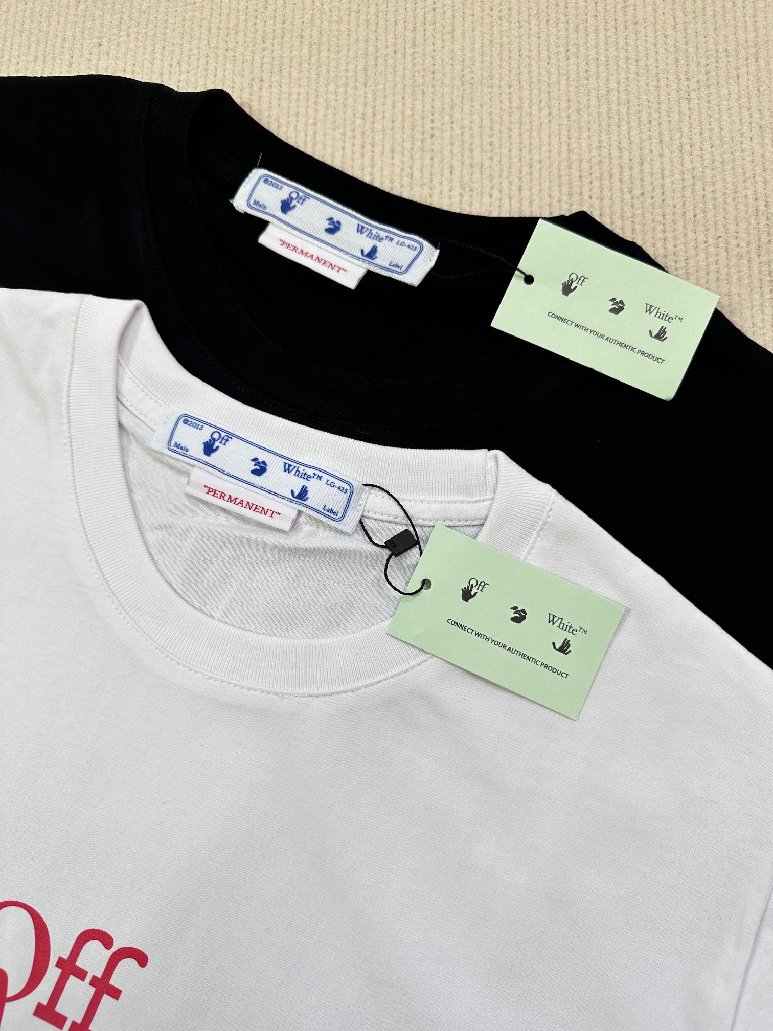 顶级版本上新💰69🔜O45#
-OFF-WHITE x Undercover联名 粉色骷髅鬼手印花 SS24新款重工独家 OW喷漆箭头Virgil Abloh警戒线高街复古短袖T恤 男女同款-
【原版硅胶一体吊牌 定制水洗标带二维码 扫码直入官网 秒杀市面一切版本‼️】
-品牌背景:美国设计师 Virgil Abloh 以年轻世代的流行文化为号召,一手创立奢华街头潮牌 Off-White 行走于街头文化与高端时尚之间,以当代元素诠释青年文化,精细做工诠释潮流服饰,照片、画作和抢眼的图形印花都是设计师的灵感源泉.
-正品购入开模 全套1:1定制原版辅料 包装 水洗 吊牌 真正意义上的还原官网品质!
-定织定染32支280克双纱纯棉面料,重工立体印花,进口正品热固油墨丝网印花,高弹拉架胶浆印刷,印花清晰透底纹,机洗毫无压力!
-采用双压线工艺,肩部车线平直双链条走线,肩膀处内里带双压条,精细走线,顶级工艺欢迎对比!
-专属定制Logo包装
-不挑年龄不挑身材不挑性别,男女都非常合适!
-后背标志性OW大箭头印花,工艺精致而复杂,既充满了复古气息又代表富贵吉祥,同时将高街潮流与辨识度融于一体!
【所有细节均为实拍,放心购入‼️】
颜色:黑色/白色
尺码:S-XL(原版OS宽松版型,最大可穿200斤!)
胸围 衣长 肩宽
S码 110 72 47.0
M码 114 74 48.5
L码 118 76 50.0
XL码 122 78 51.5