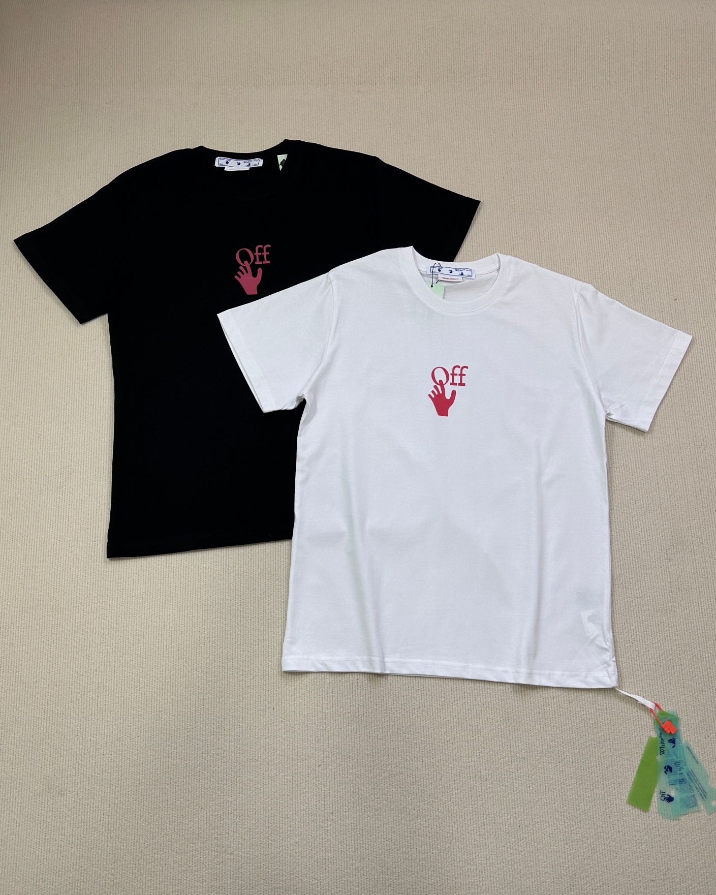 顶级版本上新💰69🔜O45#
-OFF-WHITE x Undercover联名 粉色骷髅鬼手印花 SS24新款重工独家 OW喷漆箭头Virgil Abloh警戒线高街复古短袖T恤 男女同款-
【原版硅胶一体吊牌 定制水洗标带二维码 扫码直入官网 秒杀市面一切版本‼️】
-品牌背景:美国设计师 Virgil Abloh 以年轻世代的流行文化为号召,一手创立奢华街头潮牌 Off-White 行走于街头文化与高端时尚之间,以当代元素诠释青年文化,精细做工诠释潮流服饰,照片、画作和抢眼的图形印花都是设计师的灵感源泉.
-正品购入开模 全套1:1定制原版辅料 包装 水洗 吊牌 真正意义上的还原官网品质!
-定织定染32支280克双纱纯棉面料,重工立体印花,进口正品热固油墨丝网印花,高弹拉架胶浆印刷,印花清晰透底纹,机洗毫无压力!
-采用双压线工艺,肩部车线平直双链条走线,肩膀处内里带双压条,精细走线,顶级工艺欢迎对比!
-专属定制Logo包装
-不挑年龄不挑身材不挑性别,男女都非常合适!
-后背标志性OW大箭头印花,工艺精致而复杂,既充满了复古气息又代表富贵吉祥,同时将高街潮流与辨识度融于一体!
【所有细节均为实拍,放心购入‼️】
颜色:黑色/白色
尺码:S-XL(原版OS宽松版型,最大可穿200斤!)
胸围 衣长 肩宽
S码 110 72 47.0
M码 114 74 48.5
L码 118 76 50.0
XL码 122 78 51.5