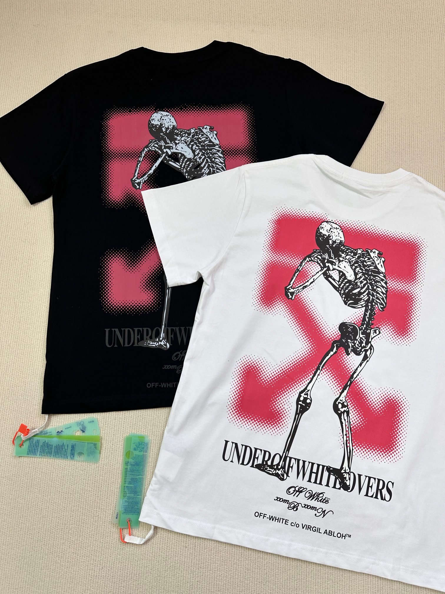 顶级版本上新💰69🔜O45#
-OFF-WHITE x Undercover联名 粉色骷髅鬼手印花 SS24新款重工独家 OW喷漆箭头Virgil Abloh警戒线高街复古短袖T恤 男女同款-
【原版硅胶一体吊牌 定制水洗标带二维码 扫码直入官网 秒杀市面一切版本‼️】
-品牌背景:美国设计师 Virgil Abloh 以年轻世代的流行文化为号召,一手创立奢华街头潮牌 Off-White 行走于街头文化与高端时尚之间,以当代元素诠释青年文化,精细做工诠释潮流服饰,照片、画作和抢眼的图形印花都是设计师的灵感源泉.
-正品购入开模 全套1:1定制原版辅料 包装 水洗 吊牌 真正意义上的还原官网品质!
-定织定染32支280克双纱纯棉面料,重工立体印花,进口正品热固油墨丝网印花,高弹拉架胶浆印刷,印花清晰透底纹,机洗毫无压力!
-采用双压线工艺,肩部车线平直双链条走线,肩膀处内里带双压条,精细走线,顶级工艺欢迎对比!
-专属定制Logo包装
-不挑年龄不挑身材不挑性别,男女都非常合适!
-后背标志性OW大箭头印花,工艺精致而复杂,既充满了复古气息又代表富贵吉祥,同时将高街潮流与辨识度融于一体!
【所有细节均为实拍,放心购入‼️】
颜色:黑色/白色
尺码:S-XL(原版OS宽松版型,最大可穿200斤!)
胸围 衣长 肩宽
S码 110 72 47.0
M码 114 74 48.5
L码 118 76 50.0
XL码 122 78 51.5