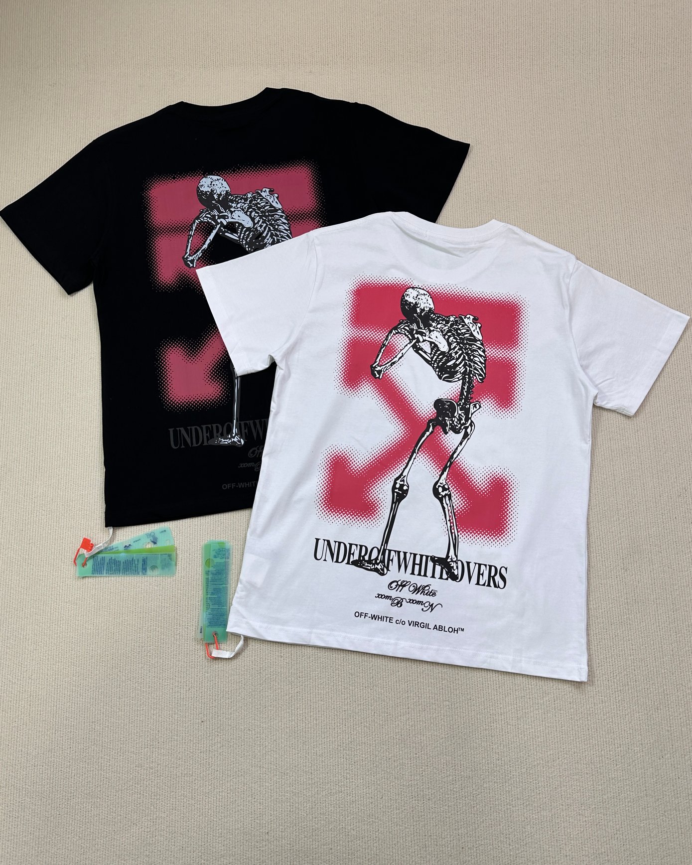 顶级版本上新💰69🔜O45#
-OFF-WHITE x Undercover联名 粉色骷髅鬼手印花 SS24新款重工独家 OW喷漆箭头Virgil Abloh警戒线高街复古短袖T恤 男女同款-
【原版硅胶一体吊牌 定制水洗标带二维码 扫码直入官网 秒杀市面一切版本‼️】
-品牌背景:美国设计师 Virgil Abloh 以年轻世代的流行文化为号召,一手创立奢华街头潮牌 Off-White 行走于街头文化与高端时尚之间,以当代元素诠释青年文化,精细做工诠释潮流服饰,照片、画作和抢眼的图形印花都是设计师的灵感源泉.
-正品购入开模 全套1:1定制原版辅料 包装 水洗 吊牌 真正意义上的还原官网品质!
-定织定染32支280克双纱纯棉面料,重工立体印花,进口正品热固油墨丝网印花,高弹拉架胶浆印刷,印花清晰透底纹,机洗毫无压力!
-采用双压线工艺,肩部车线平直双链条走线,肩膀处内里带双压条,精细走线,顶级工艺欢迎对比!
-专属定制Logo包装
-不挑年龄不挑身材不挑性别,男女都非常合适!
-后背标志性OW大箭头印花,工艺精致而复杂,既充满了复古气息又代表富贵吉祥,同时将高街潮流与辨识度融于一体!
【所有细节均为实拍,放心购入‼️】
颜色:黑色/白色
尺码:S-XL(原版OS宽松版型,最大可穿200斤!)
胸围 衣长 肩宽
S码 110 72 47.0
M码 114 74 48.5
L码 118 76 50.0
XL码 122 78 51.5