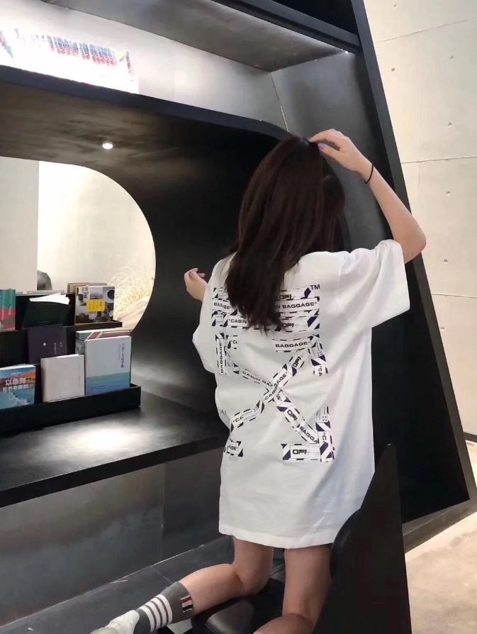 顶级版本上新💰69🔜O38#
-OFF-WHITE C/O VIRGIL SS24重工独家 新款机场胶带封条 标语警戒线印花OW箭头Virgil Abloh高街复古短袖T恤 男女同款-
【原版硅胶一体吊牌 定制水洗标带二维码 扫码直入官网 秒杀市面一切版本‼️】
-品牌背景:美国设计师 Virgil Abloh 以年轻世代的流行文化为号召,一手创立奢华街头潮牌 Off-White 行走于街头文化与高端时尚之间,以当代元素诠释青年文化,精细做工诠释潮流服饰,照片、画作和抢眼的图形印花都是设计师的灵感源泉.
-正品购入开模 全套1:1定制原版辅料 包装 水洗 吊牌 真正意义上的还原官网品质!
-定织定染32支280克双纱纯棉面料,重工立体印花,进口正品热固油墨丝网印花,高弹拉架胶浆印刷,印花清晰透底纹,机洗毫无压力!
-采用双压线工艺,肩部车线平直双链条走线,肩膀处内里带双压条,精细走线,顶级工艺欢迎对比!
-专属定制Logo包装
-不挑年龄不挑身材不挑性别,男女都非常合适!
-后背标志性OW大箭头印花,工艺精致而复杂,既充满了复古气息又代表富贵吉祥,同时将高街潮流与辨识度融于一体!
【所有细节均为实拍,放心购入‼️】
颜色:黑色/白色
尺码:S-XL(原版OS宽松版型,最大可穿200斤!)
胸围 衣长 肩宽
S码 110 72 47.0
M码 114 74 48.5
L码 118 76 50.0
XL码 122 78 51.5