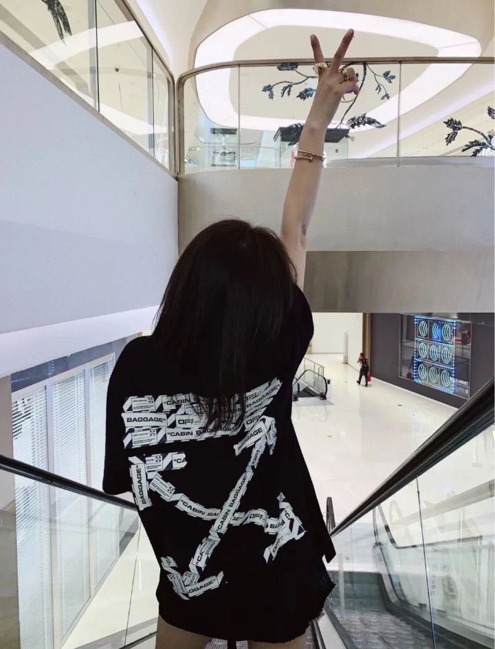 顶级版本上新💰69🔜O38#
-OFF-WHITE C/O VIRGIL SS24重工独家 新款机场胶带封条 标语警戒线印花OW箭头Virgil Abloh高街复古短袖T恤 男女同款-
【原版硅胶一体吊牌 定制水洗标带二维码 扫码直入官网 秒杀市面一切版本‼️】
-品牌背景:美国设计师 Virgil Abloh 以年轻世代的流行文化为号召,一手创立奢华街头潮牌 Off-White 行走于街头文化与高端时尚之间,以当代元素诠释青年文化,精细做工诠释潮流服饰,照片、画作和抢眼的图形印花都是设计师的灵感源泉.
-正品购入开模 全套1:1定制原版辅料 包装 水洗 吊牌 真正意义上的还原官网品质!
-定织定染32支280克双纱纯棉面料,重工立体印花,进口正品热固油墨丝网印花,高弹拉架胶浆印刷,印花清晰透底纹,机洗毫无压力!
-采用双压线工艺,肩部车线平直双链条走线,肩膀处内里带双压条,精细走线,顶级工艺欢迎对比!
-专属定制Logo包装
-不挑年龄不挑身材不挑性别,男女都非常合适!
-后背标志性OW大箭头印花,工艺精致而复杂,既充满了复古气息又代表富贵吉祥,同时将高街潮流与辨识度融于一体!
【所有细节均为实拍,放心购入‼️】
颜色:黑色/白色
尺码:S-XL(原版OS宽松版型,最大可穿200斤!)
胸围 衣长 肩宽
S码 110 72 47.0
M码 114 74 48.5
L码 118 76 50.0
XL码 122 78 51.5