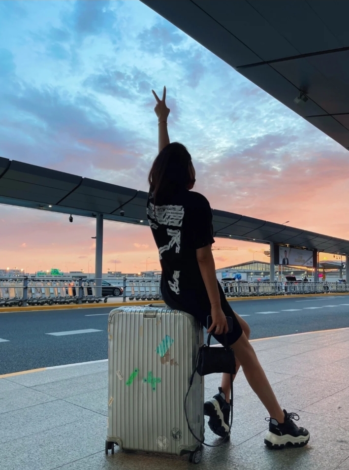 顶级版本上新💰69🔜O38#
-OFF-WHITE C/O VIRGIL SS24重工独家 新款机场胶带封条 标语警戒线印花OW箭头Virgil Abloh高街复古短袖T恤 男女同款-
【原版硅胶一体吊牌 定制水洗标带二维码 扫码直入官网 秒杀市面一切版本‼️】
-品牌背景:美国设计师 Virgil Abloh 以年轻世代的流行文化为号召,一手创立奢华街头潮牌 Off-White 行走于街头文化与高端时尚之间,以当代元素诠释青年文化,精细做工诠释潮流服饰,照片、画作和抢眼的图形印花都是设计师的灵感源泉.
-正品购入开模 全套1:1定制原版辅料 包装 水洗 吊牌 真正意义上的还原官网品质!
-定织定染32支280克双纱纯棉面料,重工立体印花,进口正品热固油墨丝网印花,高弹拉架胶浆印刷,印花清晰透底纹,机洗毫无压力!
-采用双压线工艺,肩部车线平直双链条走线,肩膀处内里带双压条,精细走线,顶级工艺欢迎对比!
-专属定制Logo包装
-不挑年龄不挑身材不挑性别,男女都非常合适!
-后背标志性OW大箭头印花,工艺精致而复杂,既充满了复古气息又代表富贵吉祥,同时将高街潮流与辨识度融于一体!
【所有细节均为实拍,放心购入‼️】
颜色:黑色/白色
尺码:S-XL(原版OS宽松版型,最大可穿200斤!)
胸围 衣长 肩宽
S码 110 72 47.0
M码 114 74 48.5
L码 118 76 50.0
XL码 122 78 51.5