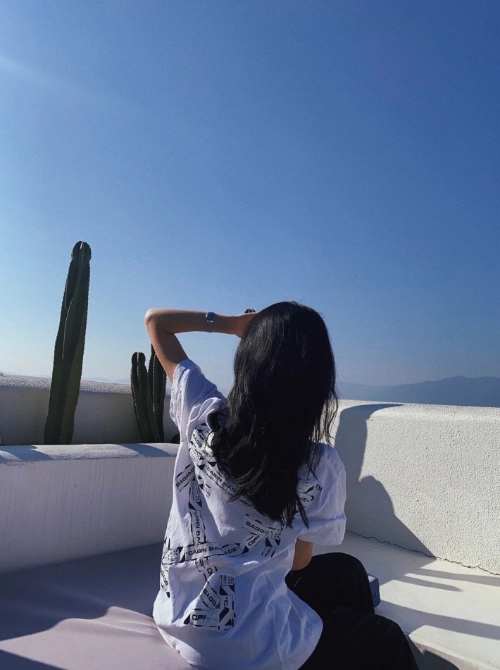 顶级版本上新💰69🔜O38#
-OFF-WHITE C/O VIRGIL SS24重工独家 新款机场胶带封条 标语警戒线印花OW箭头Virgil Abloh高街复古短袖T恤 男女同款-
【原版硅胶一体吊牌 定制水洗标带二维码 扫码直入官网 秒杀市面一切版本‼️】
-品牌背景:美国设计师 Virgil Abloh 以年轻世代的流行文化为号召,一手创立奢华街头潮牌 Off-White 行走于街头文化与高端时尚之间,以当代元素诠释青年文化,精细做工诠释潮流服饰,照片、画作和抢眼的图形印花都是设计师的灵感源泉.
-正品购入开模 全套1:1定制原版辅料 包装 水洗 吊牌 真正意义上的还原官网品质!
-定织定染32支280克双纱纯棉面料,重工立体印花,进口正品热固油墨丝网印花,高弹拉架胶浆印刷,印花清晰透底纹,机洗毫无压力!
-采用双压线工艺,肩部车线平直双链条走线,肩膀处内里带双压条,精细走线,顶级工艺欢迎对比!
-专属定制Logo包装
-不挑年龄不挑身材不挑性别,男女都非常合适!
-后背标志性OW大箭头印花,工艺精致而复杂,既充满了复古气息又代表富贵吉祥,同时将高街潮流与辨识度融于一体!
【所有细节均为实拍,放心购入‼️】
颜色:黑色/白色
尺码:S-XL(原版OS宽松版型,最大可穿200斤!)
胸围 衣长 肩宽
S码 110 72 47.0
M码 114 74 48.5
L码 118 76 50.0
XL码 122 78 51.5