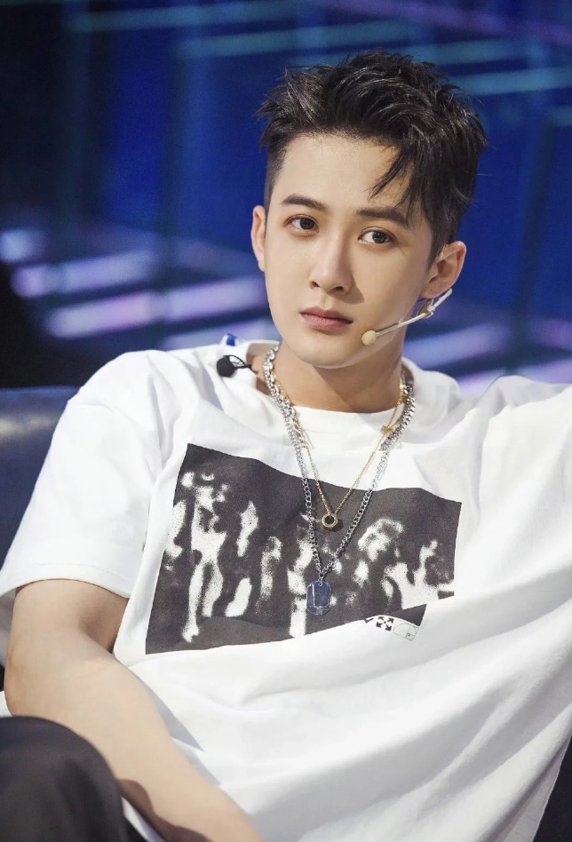 顶级版本上新💰69🔜O44#
-复刻OFF-WHITE 朴灿烈檀健次同款C/O VIRGIL SS24重工独家 新款泼墨黑白相片印花OW箭头Virgil Abloh警戒线高街复古短袖T恤 男女同款-
【原版硅胶一体吊牌 定制水洗标带二维码 扫码直入官网 秒杀市面一切版本‼️】
-品牌背景:美国设计师 Virgil Abloh 以年轻世代的流行文化为号召,一手创立奢华街头潮牌 Off-White 行走于街头文化与高端时尚之间,以当代元素诠释青年文化,精细做工诠释潮流服饰,照片、画作和抢眼的图形印花都是设计师的灵感源泉.
-正品购入开模 全套1:1定制原版辅料 包装 水洗 吊牌 真正意义上的还原官网品质!
-定织定染32支280克双纱纯棉面料,重工立体印花,进口正品热固油墨丝网印花,高弹拉架胶浆印刷,印花清晰透底纹,机洗毫无压力!
-采用双压线工艺,肩部车线平直双链条走线,肩膀处内里带双压条,精细走线,顶级工艺欢迎对比!
-专属定制Logo包装
-不挑年龄不挑身材不挑性别,男女都非常合适!
-后背标志性OW大箭头印花,工艺精致而复杂,既充满了复古气息又代表富贵吉祥,同时将高街潮流与辨识度融于一体!
【所有细节均为实拍,放心购入‼️】
颜色:白色
尺码:S-XL(原版OS宽松版型,最大可穿200斤!)
胸围 衣长 肩宽
S码 110 72 47.0
M码 114 74 48.5
L码 118 76 50.0
XL码 122 78 51.5