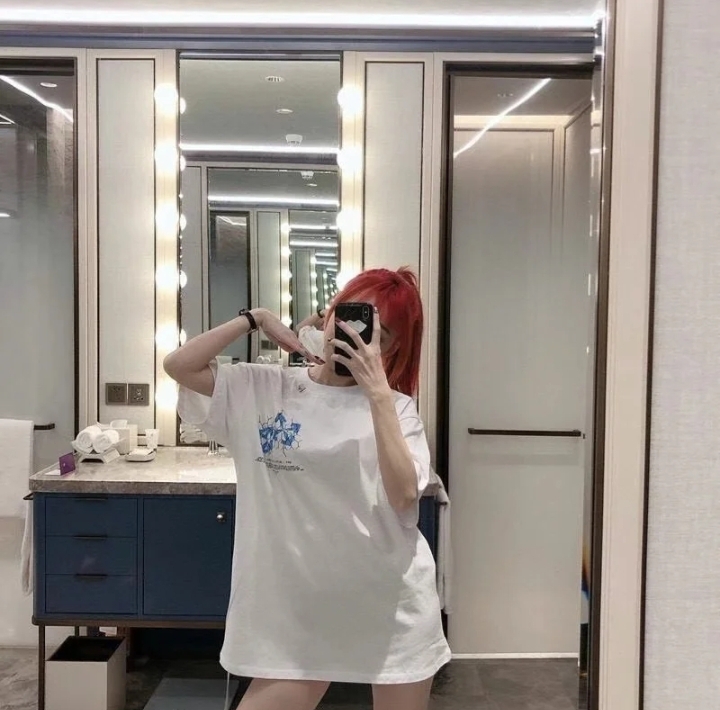 顶级版本上新💰69🔜O43#
-复刻OFF-WHITE C/O VIRGIL SS24重工独家 新款闪电蓝色OW箭头Virgil Abloh警戒线高街复古短袖T恤 男女同款-
【原版硅胶一体吊牌 定制水洗标带二维码 扫码直入官网 秒杀市面一切版本‼️】
-品牌背景:美国设计师 Virgil Abloh 以年轻世代的流行文化为号召,一手创立奢华街头潮牌 Off-White 行走于街头文化与高端时尚之间,以当代元素诠释青年文化,精细做工诠释潮流服饰,照片、画作和抢眼的图形印花都是设计师的灵感源泉.
-正品购入开模 全套1:1定制原版辅料 包装 水洗 吊牌 真正意义上的还原官网品质!
-定织定染32支280克双纱纯棉面料,重工立体印花,进口正品热固油墨丝网印花,高弹拉架胶浆印刷,印花清晰透底纹,机洗毫无压力!
-采用双压线工艺,肩部车线平直双链条走线,肩膀处内里带双压条,精细走线,顶级工艺欢迎对比!
-专属定制Logo包装
-不挑年龄不挑身材不挑性别,男女都非常合适!
-后背标志性OW大箭头印花,工艺精致而复杂,既充满了复古气息又代表富贵吉祥,同时将高街潮流与辨识度融于一体!
【所有细节均为实拍,放心购入‼️】
颜色:黑色/白色
尺码:S-XL(原版OS宽松版型,最大可穿200斤!)
胸围 衣长 肩宽
S码 110 72 47.0
M码 114 74 48.5
L码 118 76 50.0
XL码 122 78 51.5