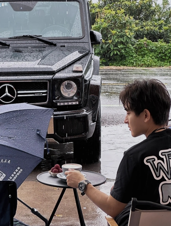 顶级版本上新💰69🔜O42#
-复刻OFF-WHITE C/O VIRGIL SS24重工独家 新款WHT涂鸦字母不规则OW箭头Virgil Abloh警戒线高街复古短袖T恤 男女同款-
【原版硅胶一体吊牌 定制水洗标带二维码 扫码直入官网 秒杀市面一切版本‼️】
-品牌背景:美国设计师 Virgil Abloh 以年轻世代的流行文化为号召,一手创立奢华街头潮牌 Off-White 行走于街头文化与高端时尚之间,以当代元素诠释青年文化,精细做工诠释潮流服饰,照片、画作和抢眼的图形印花都是设计师的灵感源泉.
-正品购入开模 全套1:1定制原版辅料 包装 水洗 吊牌 真正意义上的还原官网品质!
-定织定染32支280克双纱纯棉面料,重工立体印花,进口正品热固油墨丝网印花,高弹拉架胶浆印刷,印花清晰透底纹,机洗毫无压力!
-采用双压线工艺,肩部车线平直双链条走线,肩膀处内里带双压条,精细走线,顶级工艺欢迎对比!
-专属定制Logo包装
-不挑年龄不挑身材不挑性别,男女都非常合适!
-后背标志性OW大箭头印花,工艺精致而复杂,既充满了复古气息又代表富贵吉祥,同时将高街潮流与辨识度融于一体!
【所有细节均为实拍,放心购入‼️】
颜色:黑色/白色
尺码:S-XL(原版OS宽松版型,最大可穿200斤!)
胸围 衣长 肩宽
S码 110 72 47.0
M码 114 74 48.5
L码 118 76 50.0
XL码 122 78 51.5