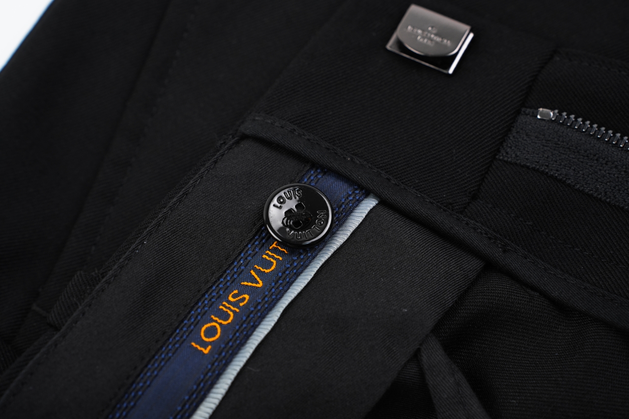 LV羊毛休闲短裤 黑色 面布:精纺高品质左斜纹羊毛布-莆田鞋,莆田鞋货源,高仿鞋,高仿鞋货源,安福档口,莆田高仿鞋,莆田鞋批发,高仿鞋批发,莆田高仿运动鞋,高仿运动鞋,莆田运动鞋 LV羊毛休闲短裤 黑色 面布:精纺高品质左斜纹羊毛布