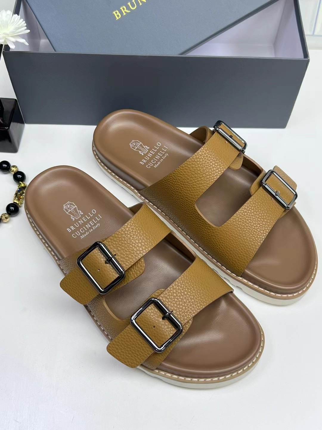 NO:346039,Brunello Cucinelli BC men's top slippers, politicians from all over the world, and the old money style of celebrities growing grass. This sandals are made of imported cowhide, the inner lining and insole foot leather are also imported materials, which are full of three-dimensional and skin-friendly. Size: size 38-46., brunello cucinelli, slippers, cowhide19860909Brunello Cucinelli BC男士顶级拖鞋,各国政要,顶级名流种草的老钱风格. 此款凉拖鞋面采用进口牛皮,内里和鞋垫脚皮也是进口材料,立体感和亲肤感十足. Size:38-46码.,,brunello cucinelli,slippers,cowhide,Men's shoes