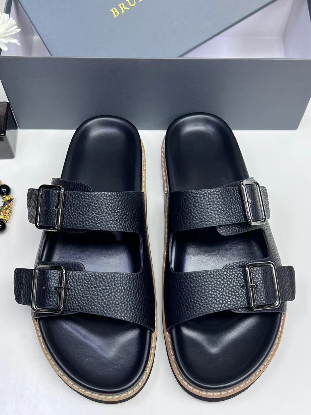 NO:346067,.Brunello Cucinelli BC men's top slippers, politicians from all over the world, and the old-money style of celebrities growing grass. This sandals are made of imported cowhide, and the inner lining and insole foot leather are also imported materials, which is full of three-dimensional and skin-friendly. Size: size 38-46.,,brunello cucinelli,slippers,cowhide19860909.Brunello Cucinelli BC男士顶级拖鞋,各国政要,顶级名流种草的老钱风格. 此款凉拖鞋面采用进口牛皮,内里和鞋垫脚皮也是进口材料,立体感和亲肤感十足. Size:38-46码.,,brunello cucinelli,slippers,cowhide,Men's shoes