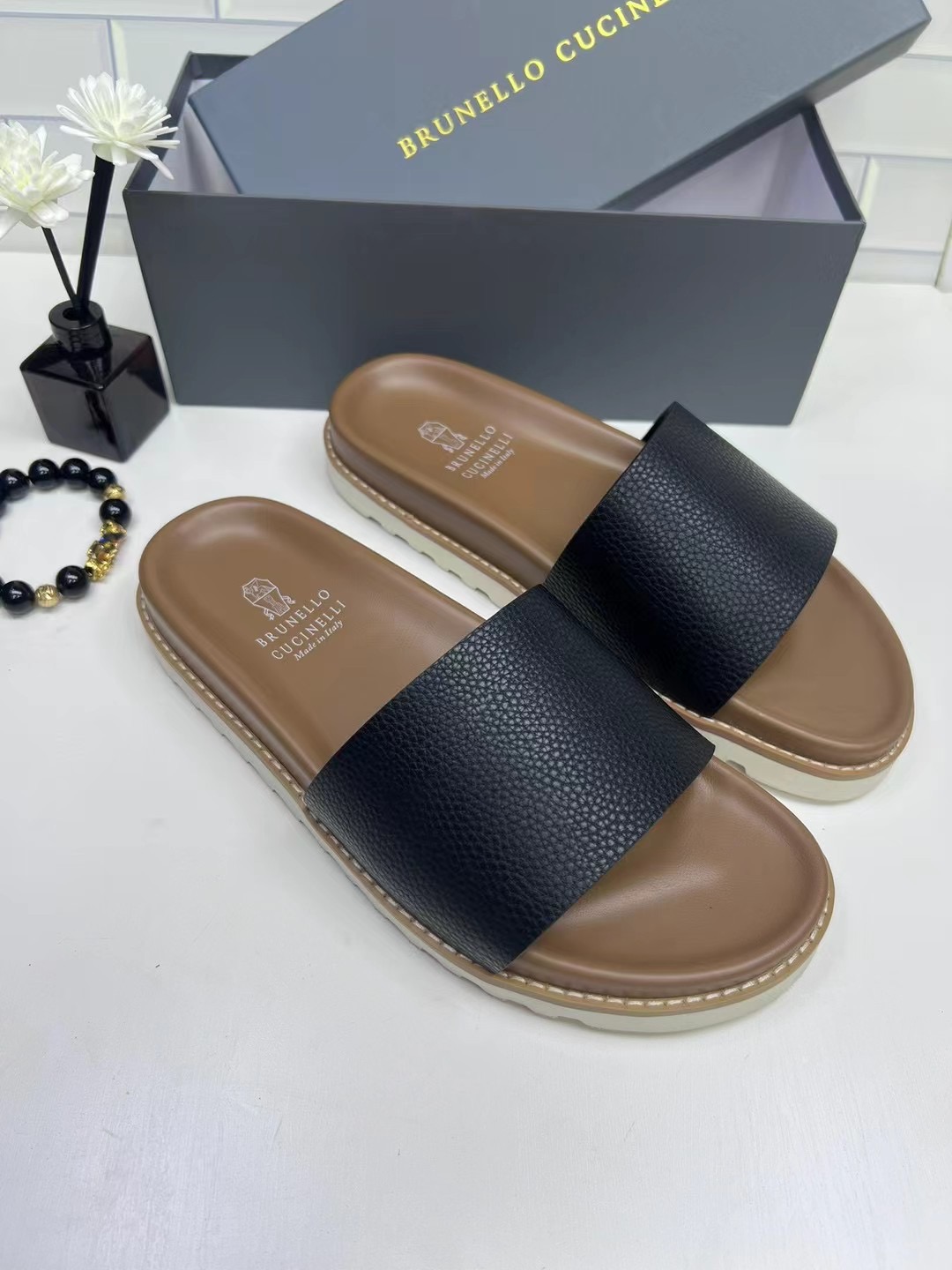 NO:346088,Brunello Cucinelli BC men's top slippers, politicians from all over the world, and the old money style of celebrities growing grass. This sandals are made of imported cowhide, the inner lining and insole foot leather are also imported materials, which are full of three-dimensional and skin-friendly. Size: size 38-46., brunello cucinelli, slippers, cowhide19860909Brunello Cucinelli BC男士顶级拖鞋,各国政要,顶级名流种草的老钱风格. 此款凉拖鞋面采用进口牛皮,内里和鞋垫脚皮也是进口材料,立体感和亲肤感十足. Size:38-46码.,,brunello cucinelli,slippers,cowhide,Men's shoes