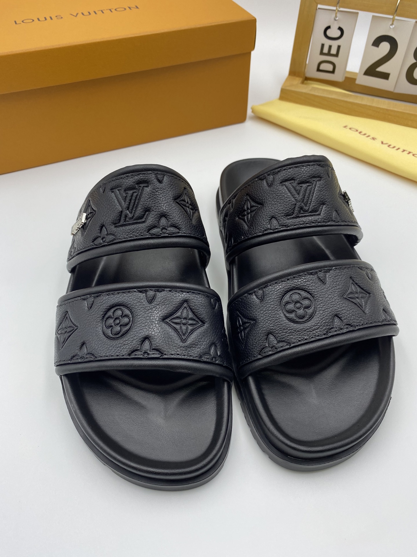 NO:345998,Louis .Vuitton [Louis Vuitton] As an active member of the fashion industry, Lv takes bold innovation as his true colors and creates this casual business-style fabric for Chinese fashion men. It is made of imported high-end cowhide, clean and neat, fashionable, generous, breathable, sweat-absorbing, odor-proof, so luxurious, high-end and domineering. You must sell when you turn pictures. Number of numbers: 38--46 Colors: In stock in all seasons, welcome to turn pictures.,,louis vuitton,louis vuitton,louis vuitton,cowhide19860909Louis .Vuitton【 路易·威登】作为时尚界的活跃一族 Lv以大胆创新为本色 为中国时尚潮男打造出这款休闲商务风格面料采用进口高档牛皮 干净利落 时尚大方透气吸汗防臭如此奢华高档霸气 转图必卖 码数: 38--46颜色: 四季现货供应,欢迎转图.,,louis vuitton,louis vuitton,louis vuitton,cowhide,Men's shoes