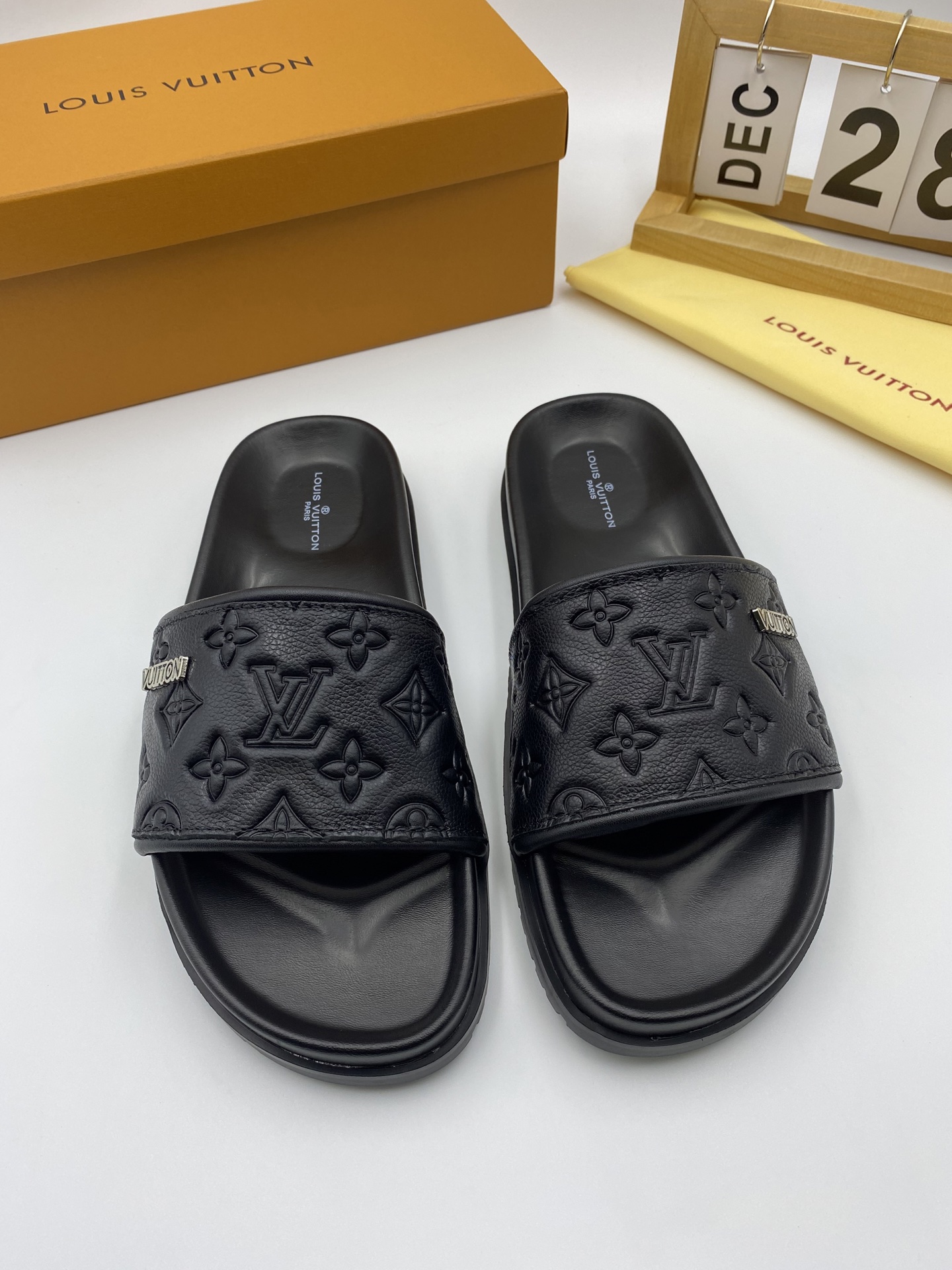 NO:345979,.Louis .Vuitton [Louis Vuitton], Lv takes bold innovation as its true colors to create this casual business style for Chinese fashion men. The fabric is imported high-end cowhide, clean and neat, fashionable and generous, breathable, sweat-absorbing and odor-proof. You must sell when you transfer pictures. Number of codes: 38--46 Color: In stock for all seasons, welcome to transfer pictures.,,louis vuitton,louis vuitton,louis vuitton,cowhide19860909.Louis .Vuitton【 路易·威登】,Lv以大胆创新为本色 为中国时尚潮男打造出这款休闲商务风格,面料采用进口高档牛皮 ,干净利落 ,时尚大方,透气吸汗防臭.转图必卖 码数: 38--46颜色: 四季现货供应,欢迎转图.,,louis vuitton,louis vuitton,louis vuitton,cowhide,Men's shoes