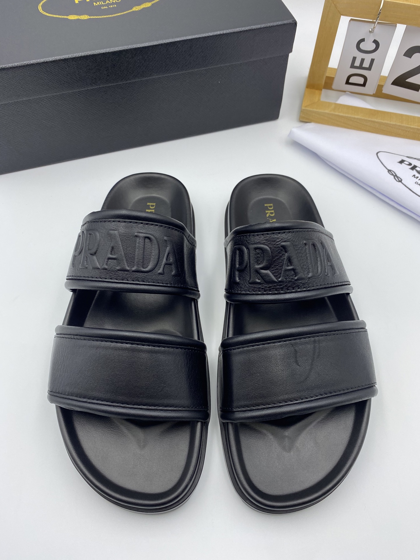 NO:345959,【PRADA】New sandals!  Bright classic design style!  Full of business energy [strong][strong][strong][strong]!  Original material, all original, breathable and comfortable, rubber combination EVA sole!  !  Number of codes 38-46, spot supply, long-term stock, welcome to transfer pictures, win-win cooperation.,,prada,slippers19860909【PRADA】新款凉拖鞋！亮经典设计风格！满满商务能量[强][强][强]！原材质,全系原版,透气舒适,橡胶组合EVA鞋底！！码数38-46,现货供应,长期有货,欢迎转图,合作共赢.,,prada,slippers,Men's shoes