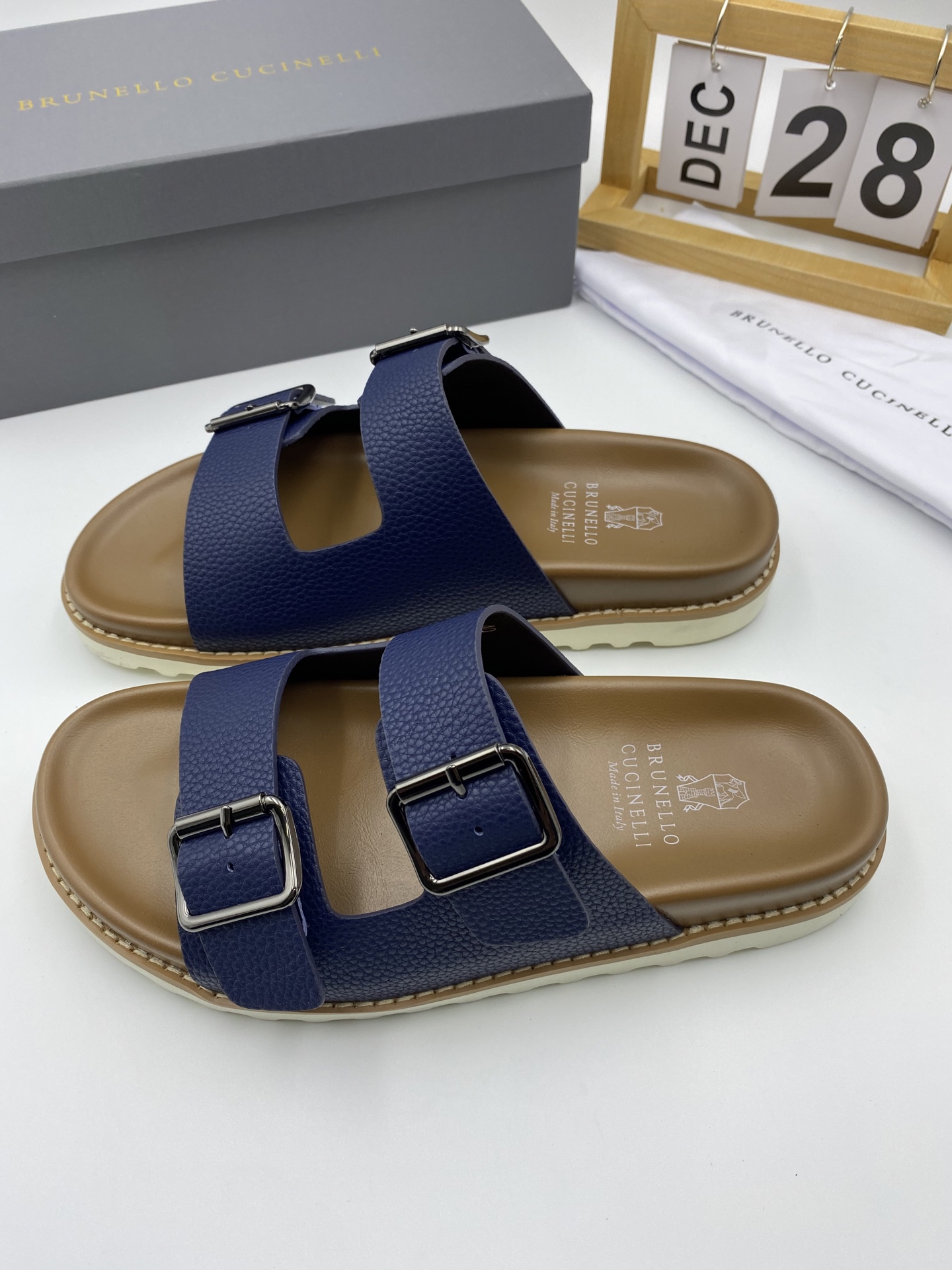 NO:346021,Brunello Cucinelli BC men's top slippers, politicians from all over the world, and the old money style of celebrities growing grass. This sandals are made of imported cowhide, the inner lining and insole foot leather are also imported materials, which are full of three-dimensional and skin-friendly. Size: size 38-46., brunello cucinelli, slippers, cowhide19860909Brunello Cucinelli BC男士顶级拖鞋,各国政要,顶级名流种草的老钱风格. 此款凉拖鞋面采用进口牛皮,内里和鞋垫脚皮也是进口材料,立体感和亲肤感十足. Size:38-46码.,,brunello cucinelli,slippers,cowhide,Men's shoes