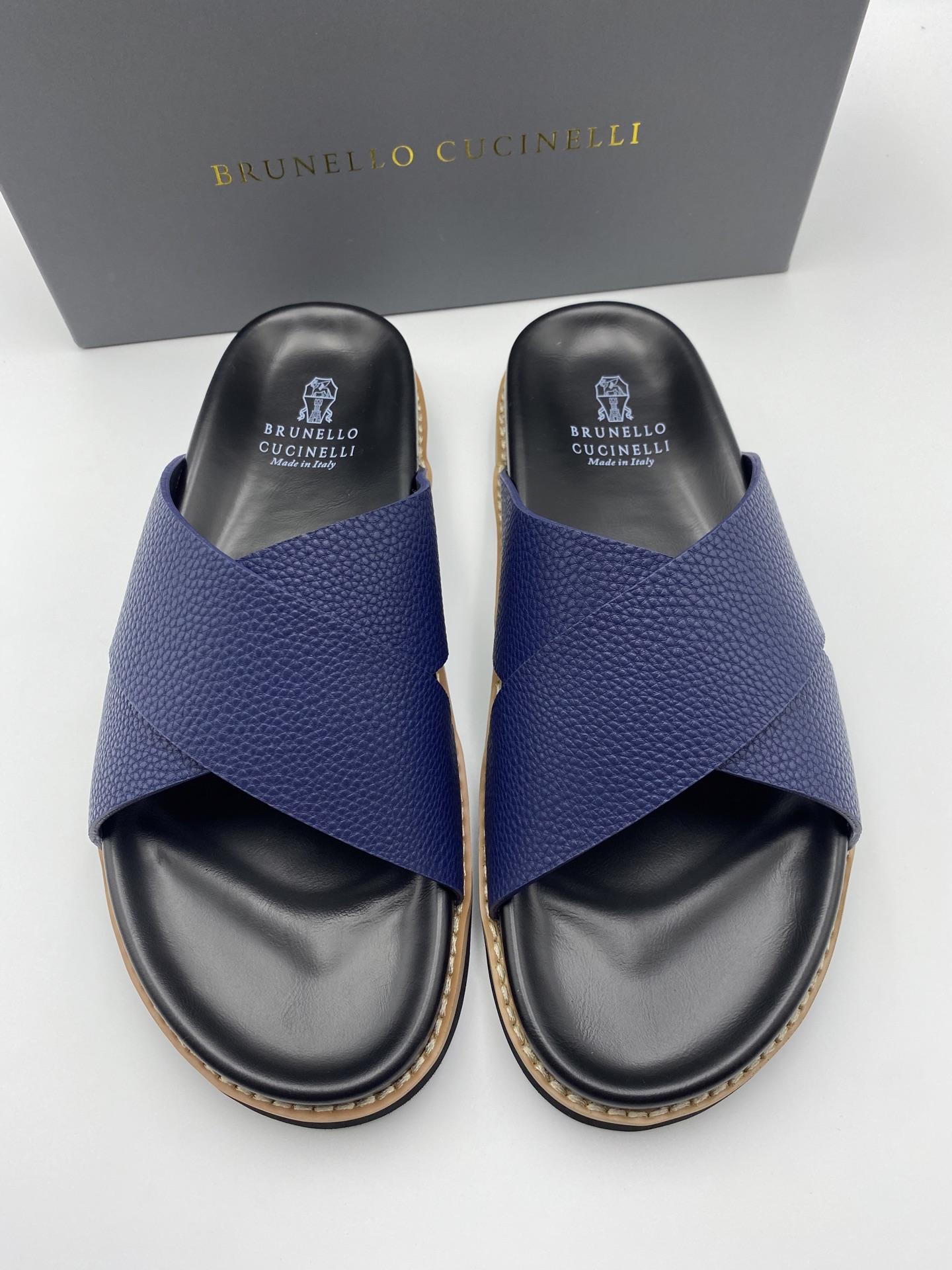 NO:346100,.Brunello Cucinelli BC men's top slippers, politicians from all over the world, and the old-money style of celebrities growing grass. This sandals are made of imported cowhide, and the inner lining and insole foot leather are also imported materials, which is full of three-dimensional and skin-friendly. Size: size 38-46.,,brunello cucinelli,slippers,cowhide19860909.Brunello Cucinelli BC男士顶级拖鞋,各国政要,顶级名流种草的老钱风格. 此款凉拖鞋面采用进口牛皮,内里和鞋垫脚皮也是进口材料,立体感和亲肤感十足. Size:38-46码.,,brunello cucinelli,slippers,cowhide,Men's shoes