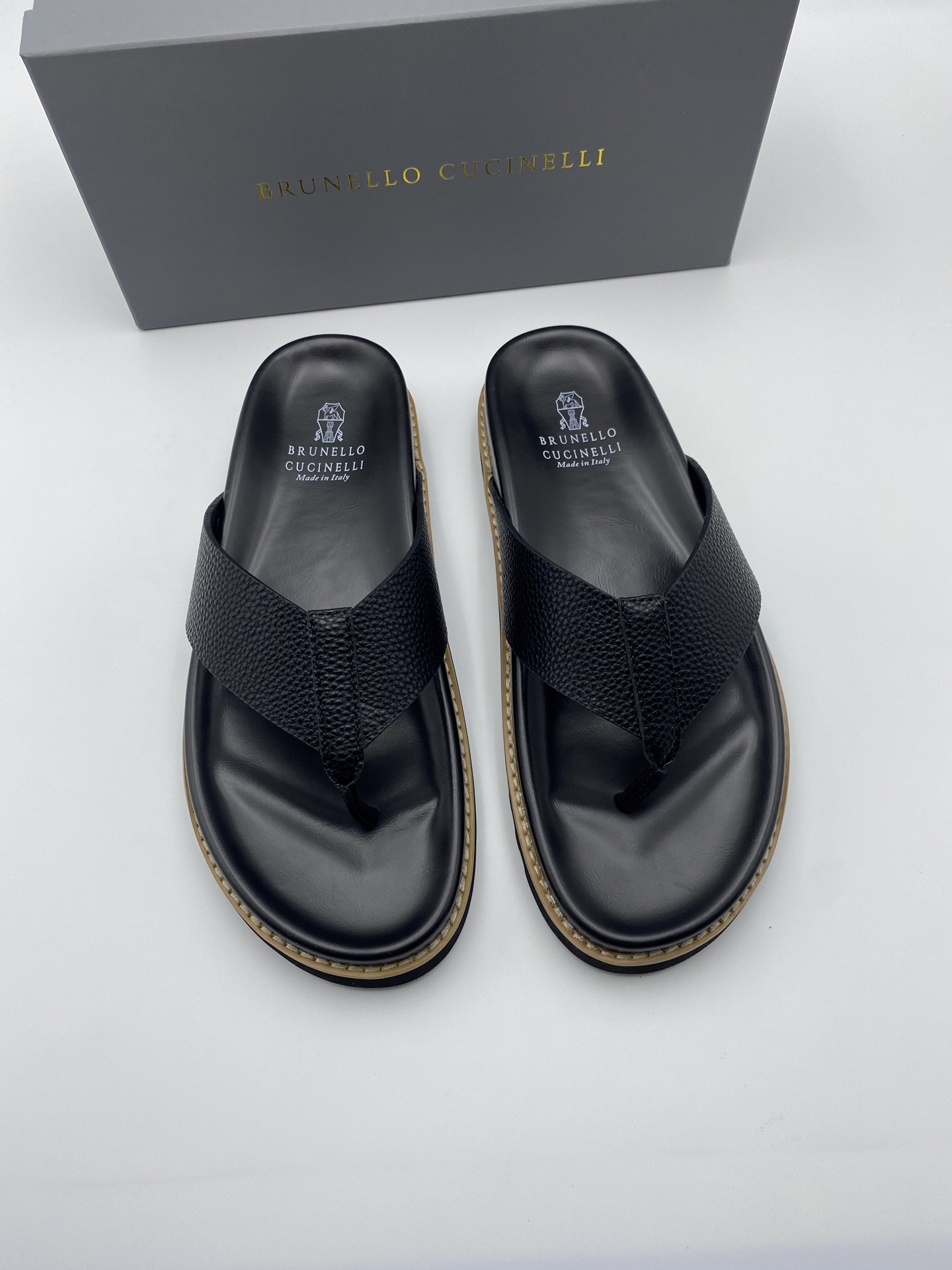 NO:346112,Brunello Cucinelli BC men's top slippers, politicians from all over the world, and the old money style of celebrities growing grass. This sandals are made of imported cowhide, and the inner and soles are also imported materials, which are full of three-dimensional and skin-friendly. Size: size 38-46., brunello cucinelli, slippers, cowhide19860909Brunello Cucinelli BC男士顶级拖鞋,各国政要,顶级名流种草的老钱风格. 此款凉拖鞋面采用进口牛皮,内里和鞋底也是进口材料,立体感和亲肤感十足. Size:38-46码.,,brunello cucinelli,slippers,cowhide,Men's shoes