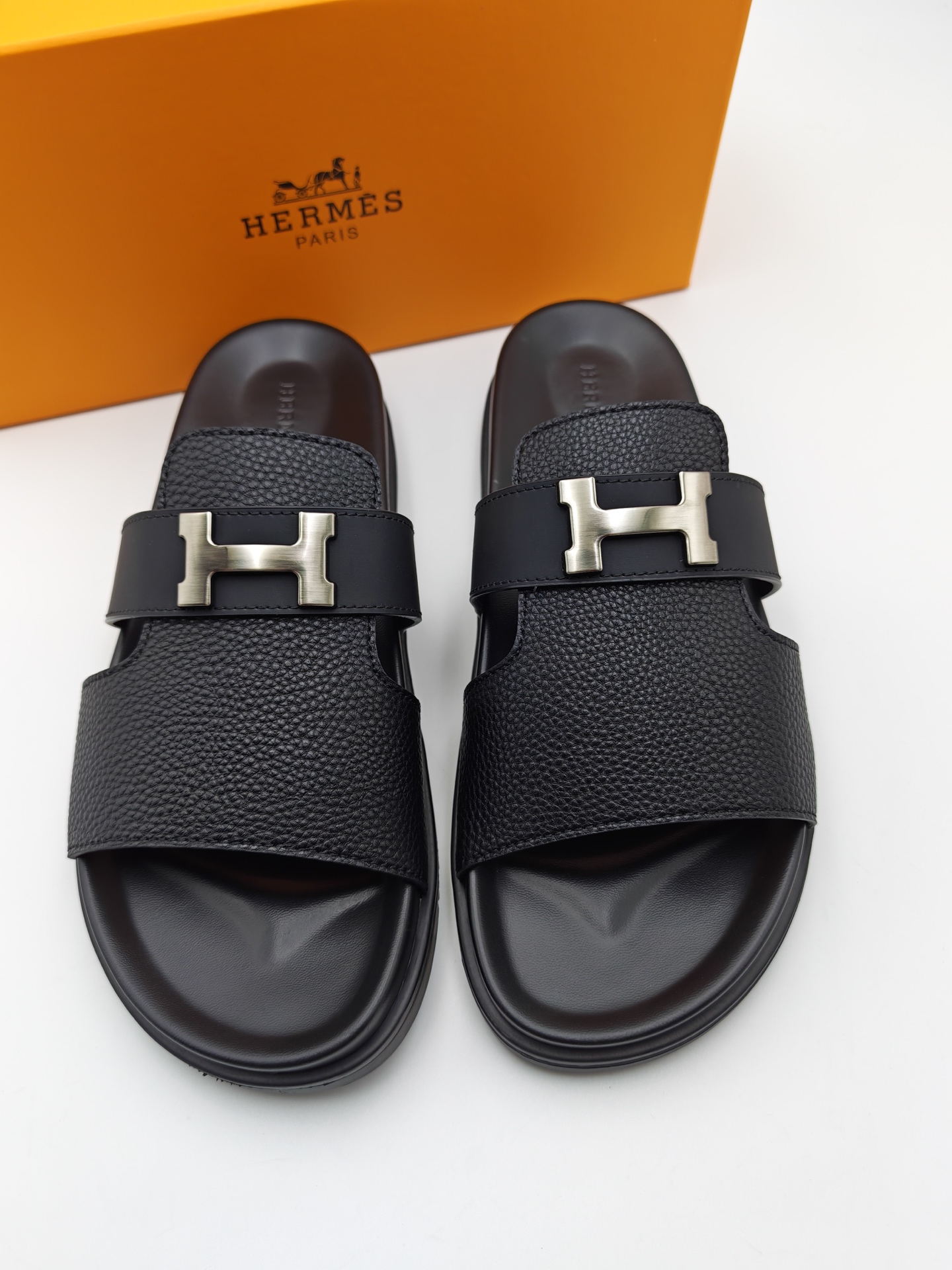 NO:346111,.Hermes, uses imported calfskin, high-end 1:1 open mold customization, original upgraded version, lighter and non-slip. The market's top quality, versatile and hot, fashionable and casual series, the same style as the counter. 38-46 codes, no production in all seasons, long-term spot supply, welcome to transfer pictures.,,hermes,cowhide19860909.Hermes,釆用进口头层小牛皮,高端1:1开模定制,原版升级版大底,更轻便,防滑.市场顶级品质,百搭爆款,时尚休闲系列,专柜同款.38-46码,四季不停产,长期现货供应,欢迎转图.,,hermes,cowhide,Men's shoes
