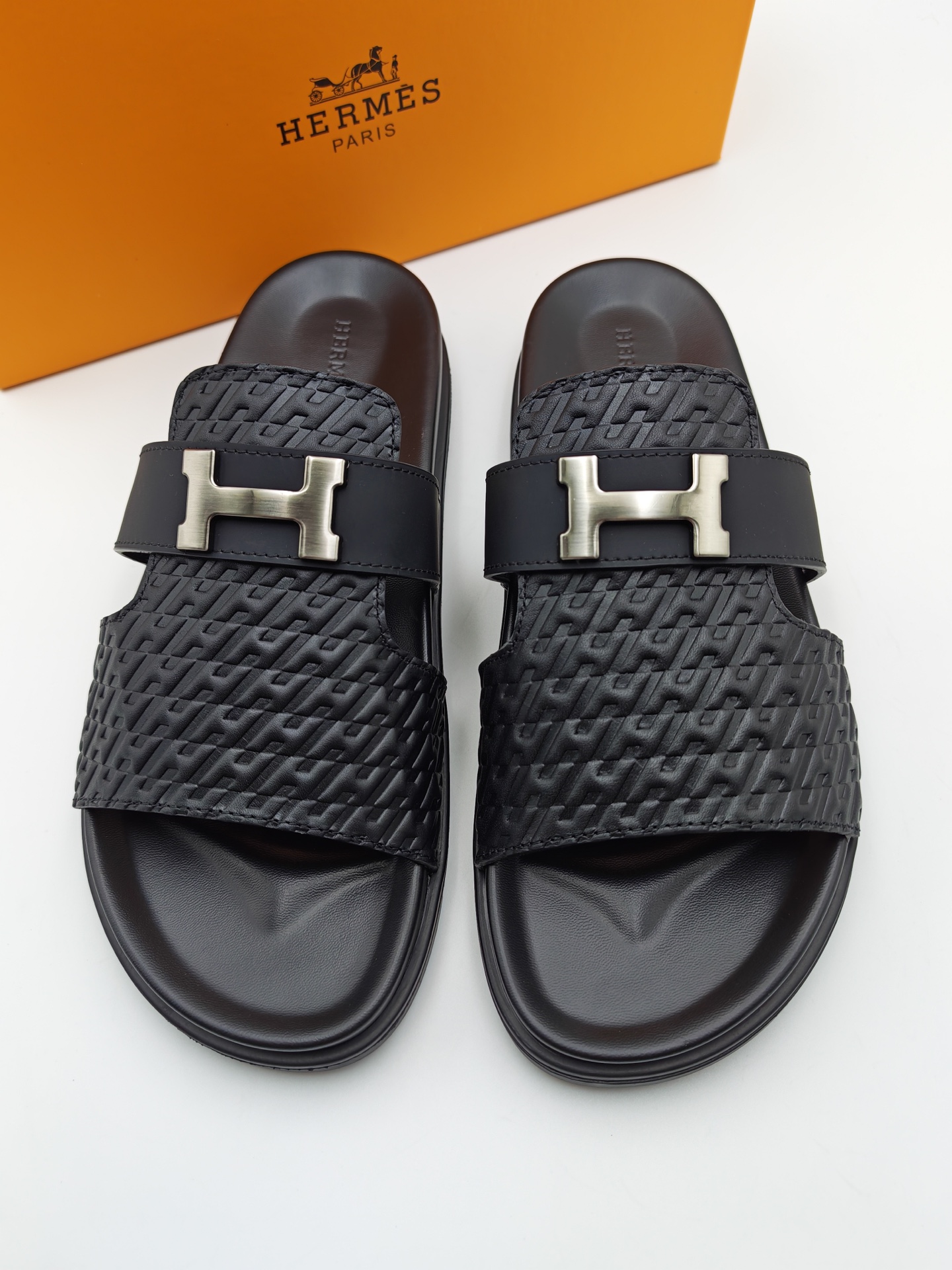 NO:346128,Hermes, uses imported calfskin, high-end 1:1 open mold customization, original upgraded version, lighter and non-slip. The market top quality, versatile and hot, fashionable and casual series, the same style for the counter. 38-46 sizes, no production in all seasons, long-term spot supply, welcome to transfer pictures.,,hermes,cowhide19860909Hermes,釆用进口头层小牛皮,高端1:1开模定制,原版升级版大底,更轻便,防滑.市场顶级品质,百搭爆款,时尚休闲系列,专柜同款.38-46码,四季不停产,长期现货供应,欢迎转图.,,hermes,cowhide,Men's shoes