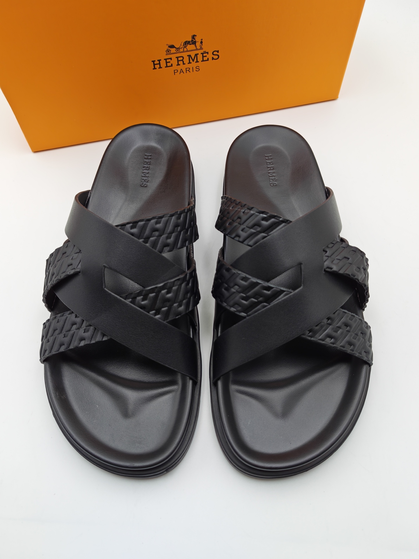NO:346142,.Hermes, uses imported calfskin, high-end 1:1 open mold customization, original upgraded version, lighter and non-slip. The market's top quality, versatile and hot, fashionable and casual series, the same style as the counter. 38-46 codes, no production in all seasons, long-term spot supply, welcome to transfer pictures.,,hermes,cowhide19860909.Hermes,釆用进口头层小牛皮,高端1:1开模定制,原版升级版大底,更轻便,防滑.市场顶级品质,百搭爆款,时尚休闲系列,专柜同款.38-46码,四季不停产,长期现货供应,欢迎转图.,,hermes,cowhide,Men's shoes