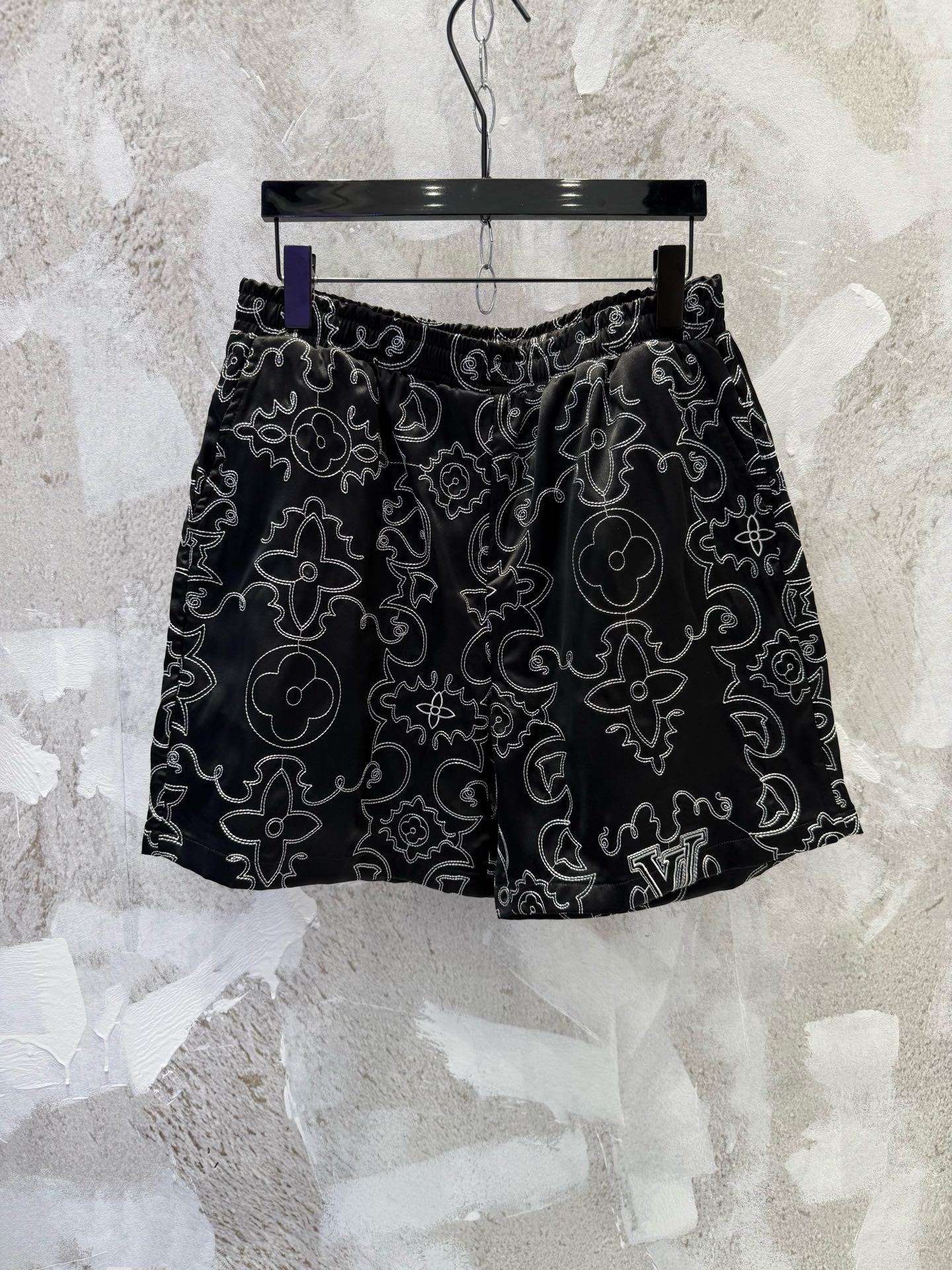 P125 1V pantalones cortos casuales con bordado de hiedra y logo. Tela de seda de morera, bordado de grano de arroz en t…