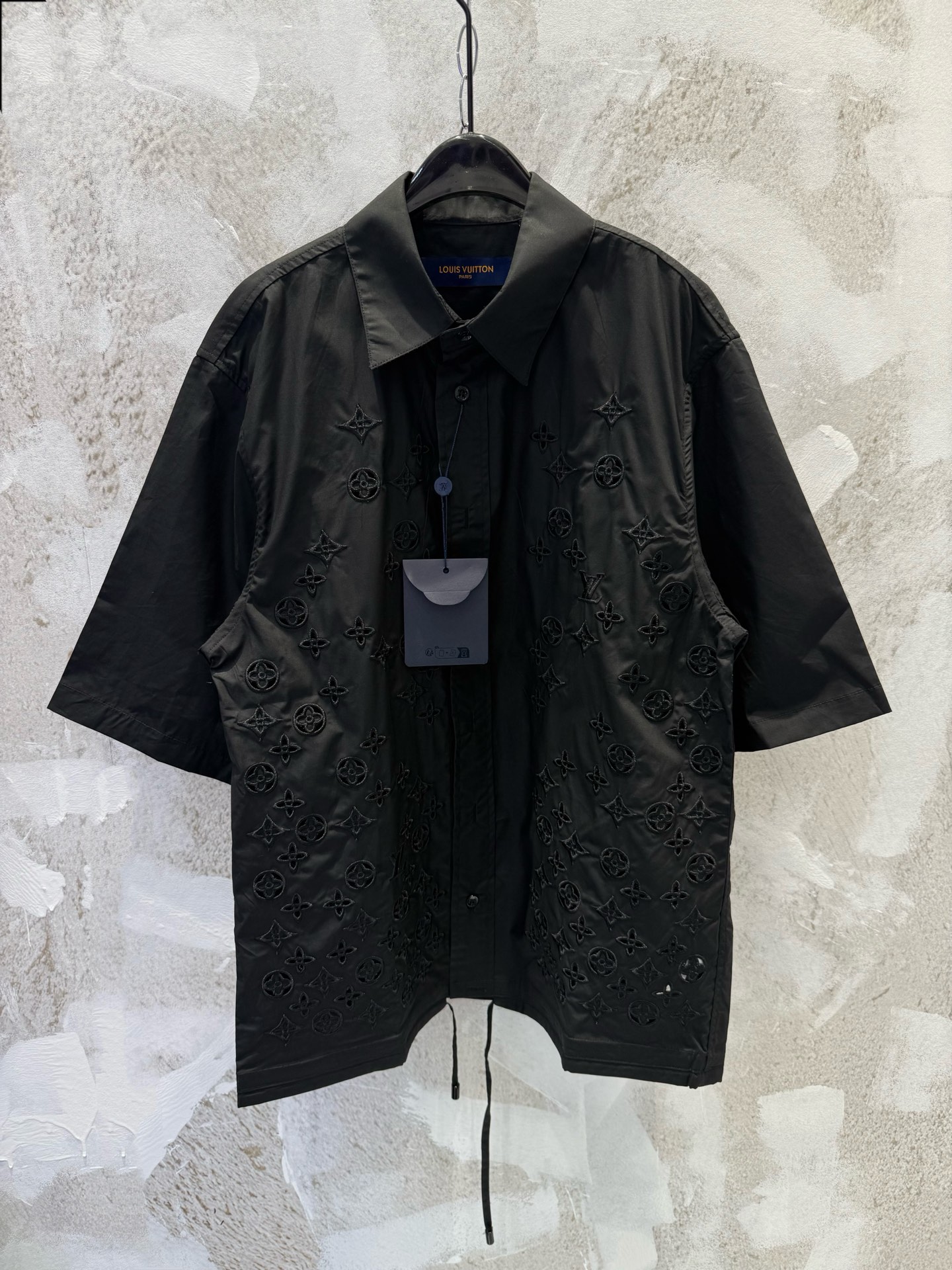 P138 1v 25ss camisa de manga corta con bordado hueco de flores para presbicia con monograma. Estilo resistente. Proceso…