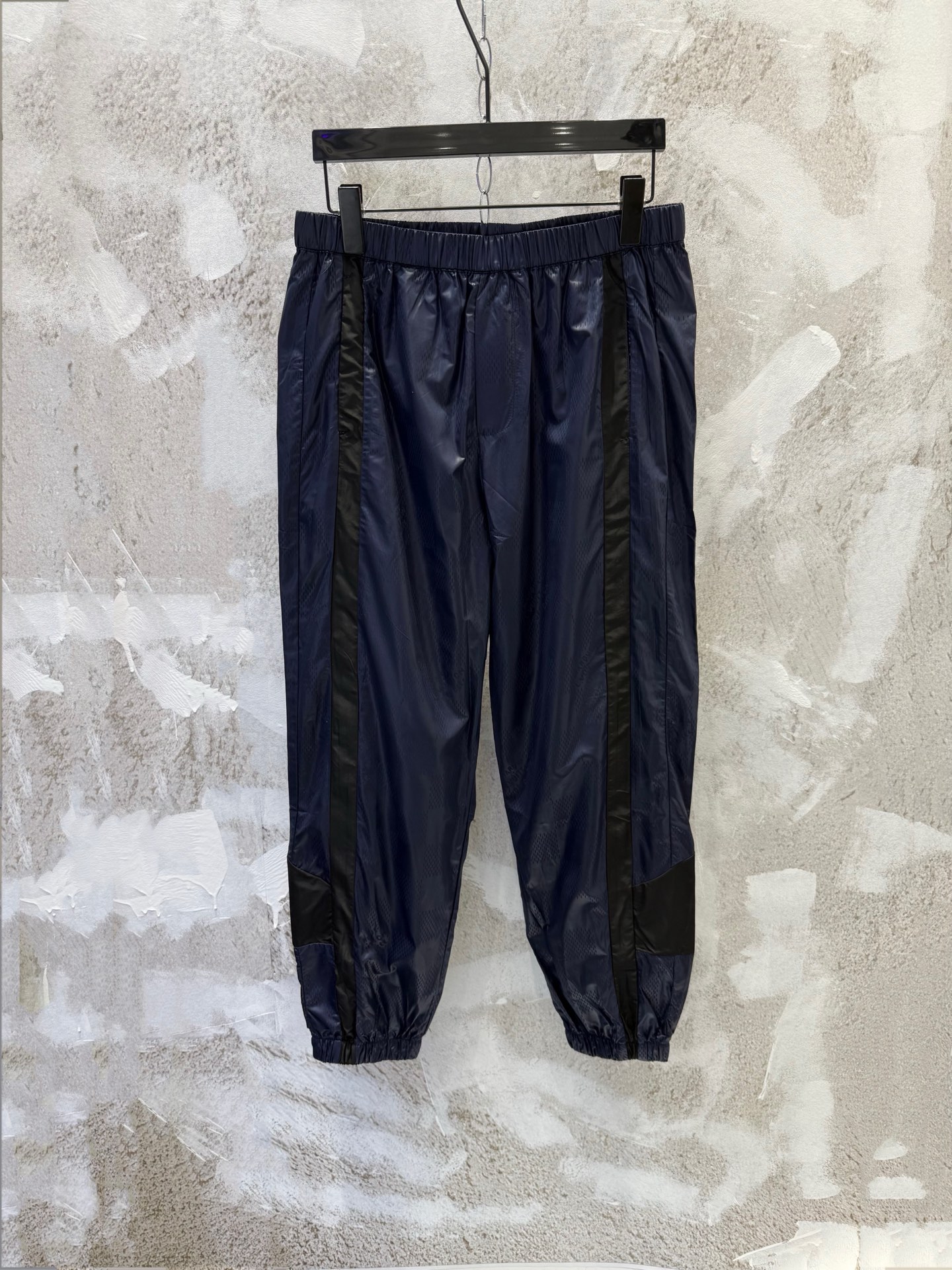 P170 1v 25ss Pantalón deportivo Damier grabado 100% poliéster reciclado Tejido técnico ligero con estampado Damier grab…