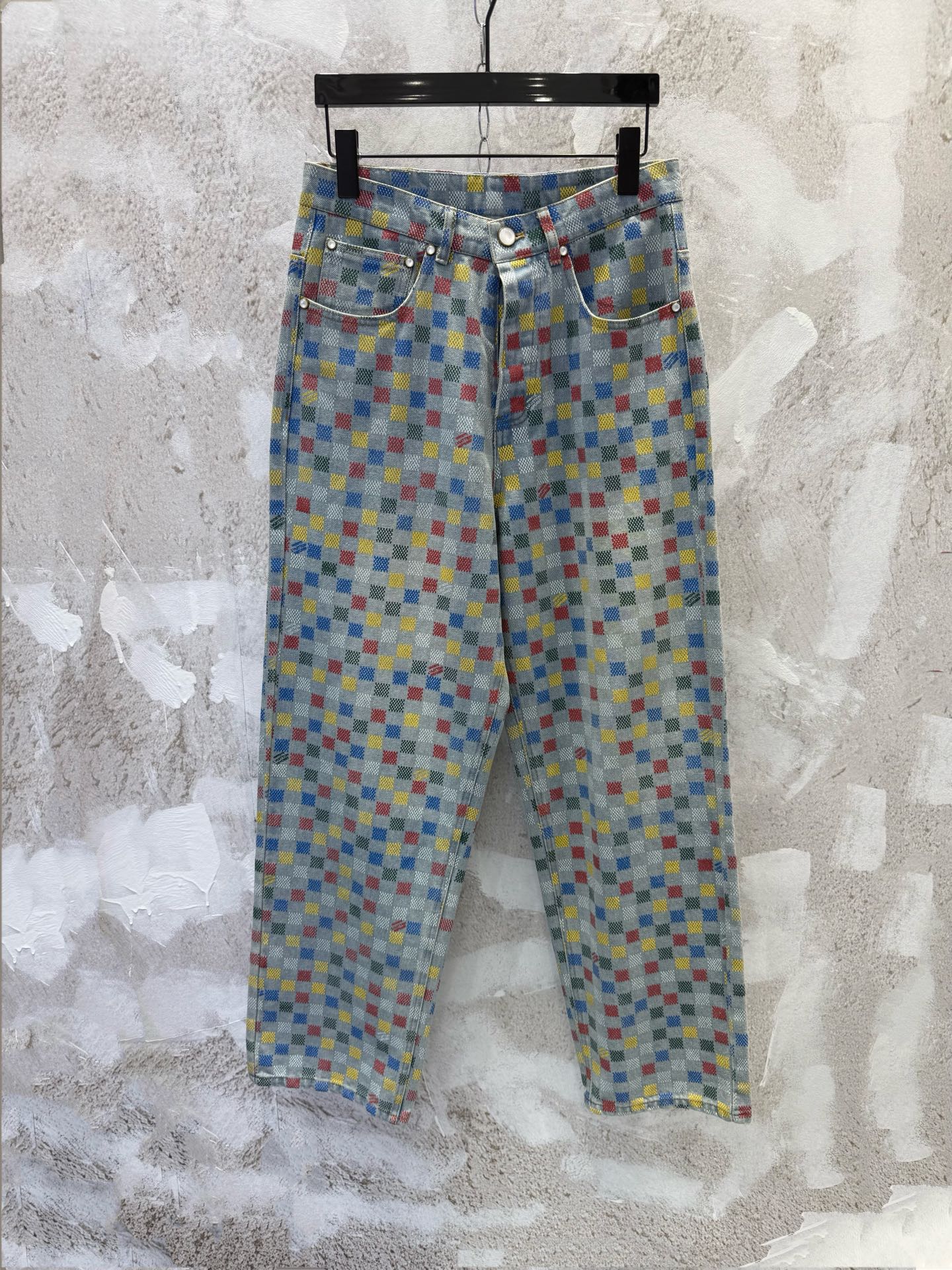 P165 1V25ss jeans con cuadros de colores damero. Confeccionado con mezclilla de sarga pesada y piezas de jacquard coloc…
