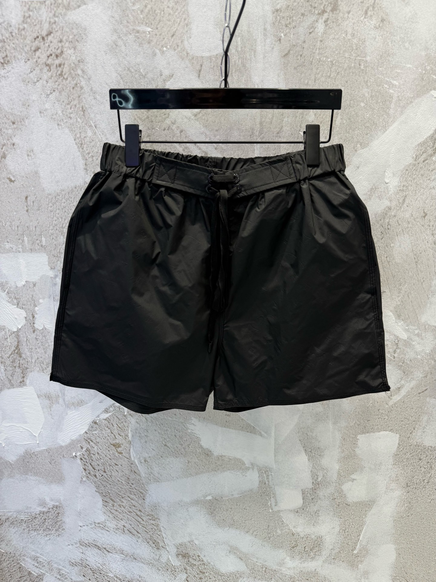 P120 Shorts de playa con bolsa con cremallera tridimensional 1v. Tela con estampado oscuro de LOGO en relieve. Los patr…