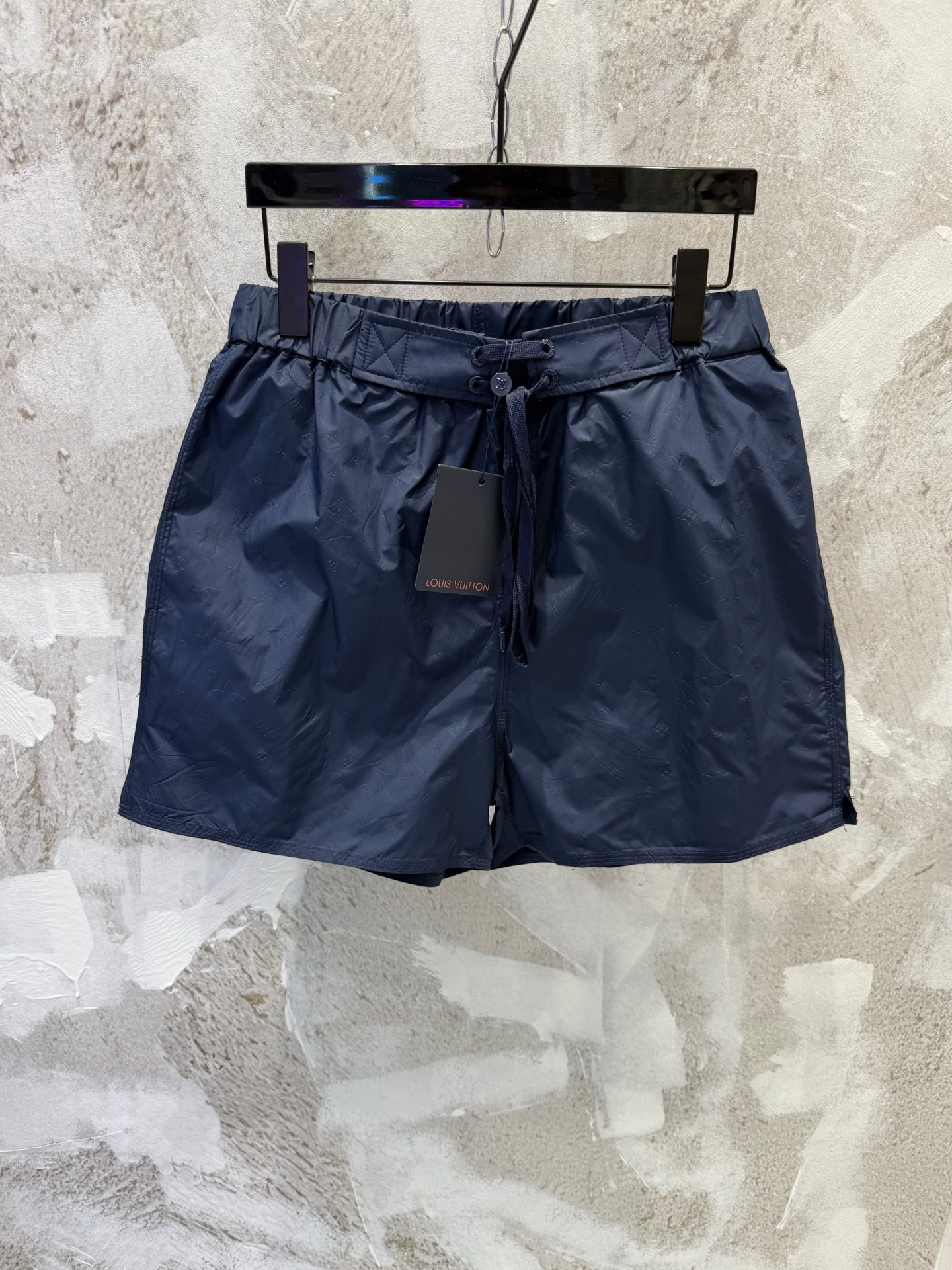 P120 Shorts de playa con bolsa con cremallera tridimensional 1v. Tela azul marino con estampado oscuro de LOGO en relie…