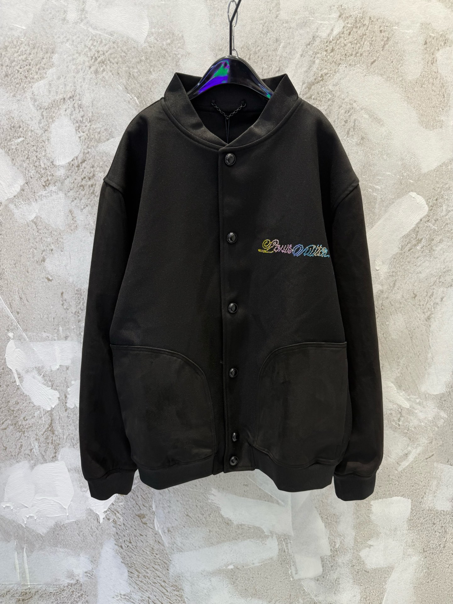 P240 1v25FW Chaqueta de béisbol en relieve con bordado degradado Catwalk. Los colores de ensueño de la aurora boreal se…