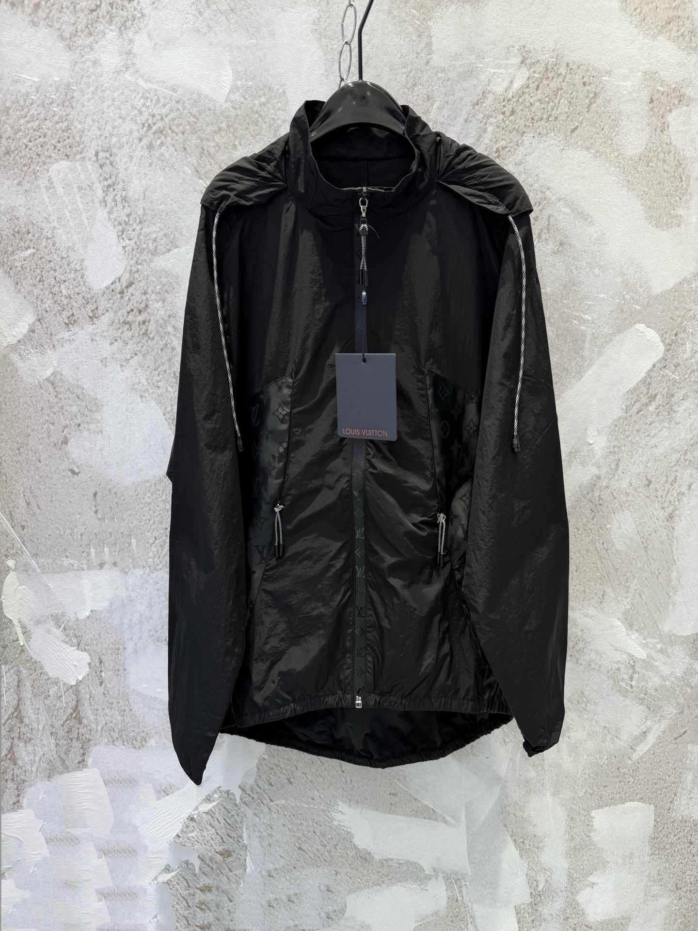 P195 Chaqueta con capucha con estampado oscuro para presbicia empalmada 1v. Protección solar y resistencia al viento. M…