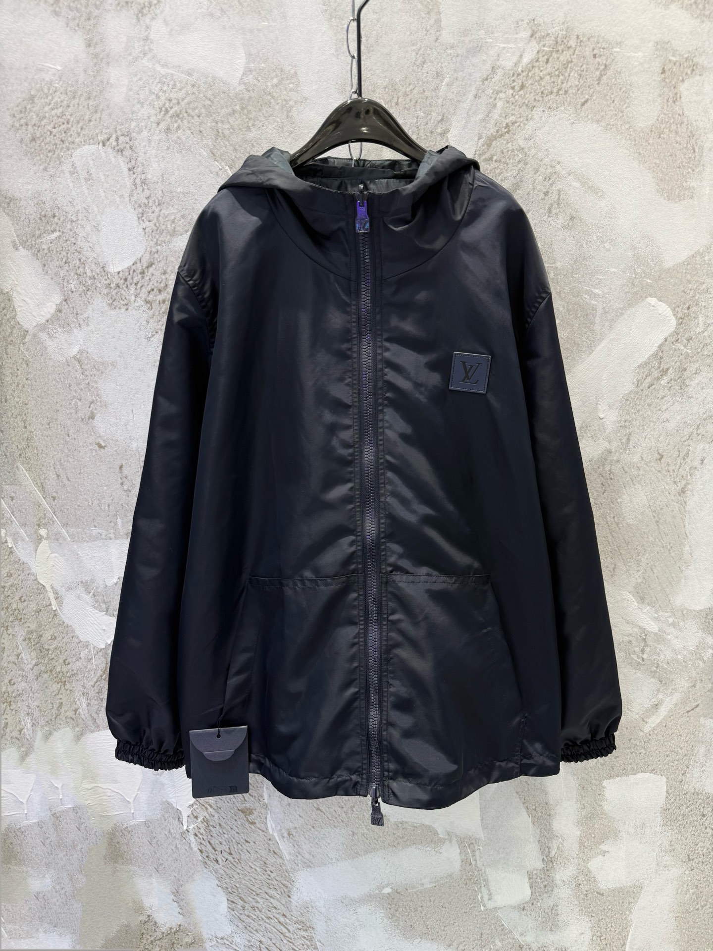 NO:936884,The 1V double-sided jacket has a classic leather logo on one side and a Monogram presbyopic jacquard on the other side. It is low-key and luxurious. The other side is solid color + leather stamp logo. Simple and high-end design. Windproof and waterproof fabric. It is OK for commuting in rainy days. The inner lining is silky and breathable. It is comfortable to wear. The micro-profile design is the same for men and women. The zipper is smooth and neatly routed. Full details. It can be easily controlled in daily commuting and outdoors. Practical and fashionable. It is a must-have item for urban hipsters! SIZE:  M~3XL,,jackets & coats,198609091V双面穿冲锋衣夹克一面是经典皮革logo 一面是Monogram老花暗纹提花 低调奢华 另一面纯色+皮章Logo 简约高级计 防风防水面料 雨天通勤也OK 内衬丝滑透气 穿着舒适 微廓形设计男女同款 拉链顺滑 走线工整 细节满分 日常通勤 户外都能轻松驾驭 实用又时髦 是都市潮人必备单品! 尺码SIZE : M~3XL,,jackets & coats,,Men's clothing