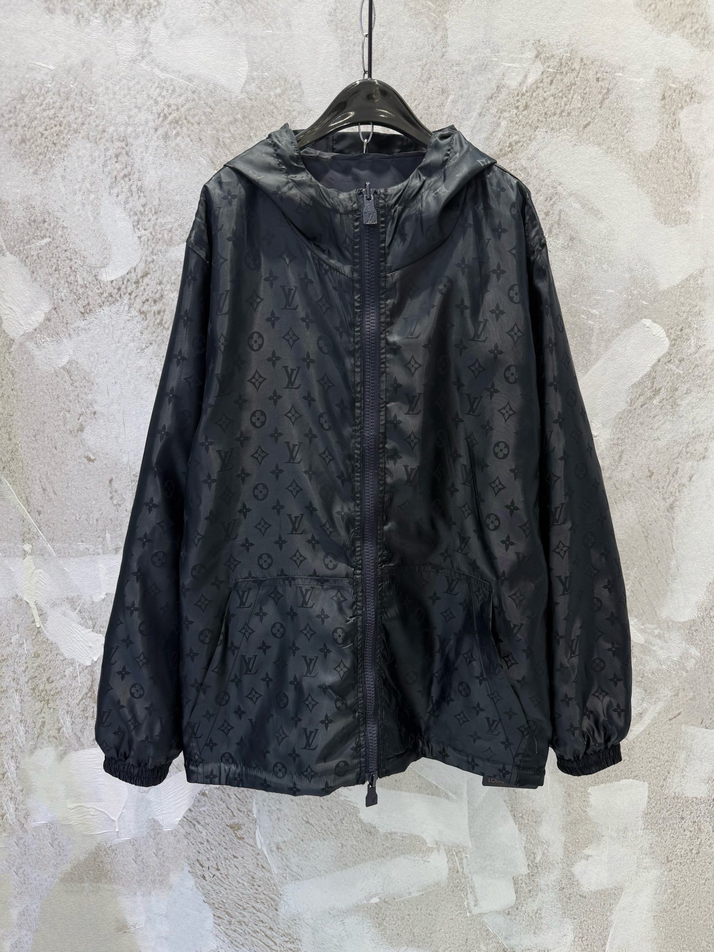 La chaqueta P240 1V de doble cara tiene un logotipo de cuero clásico en un lado y un jacquard con estampado Monogram os…