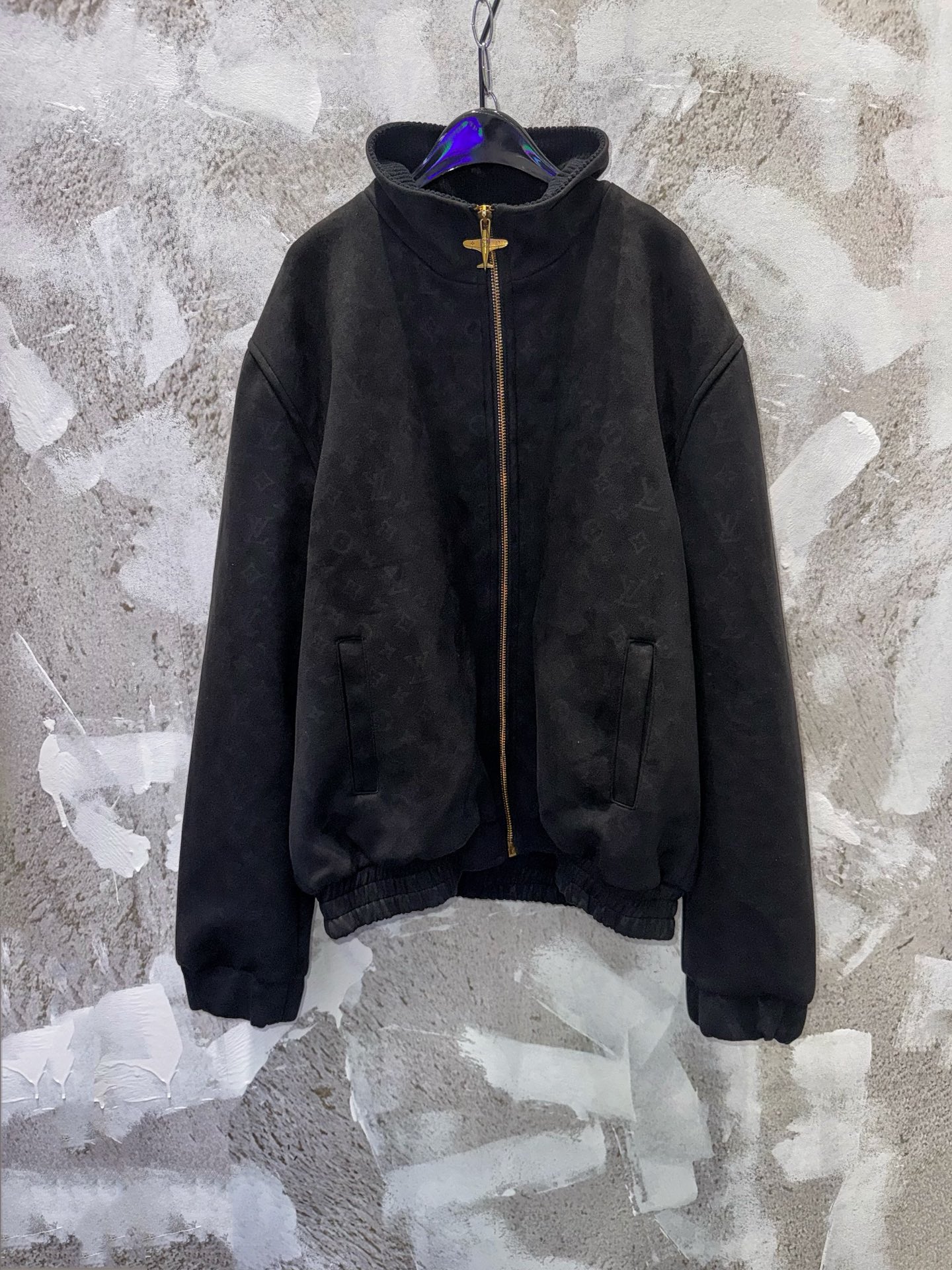 P245 1V Esta pequeña chaqueta tipo avión de cuero repujado tiene un tono principal negro + el clásico grabado Monogram.…