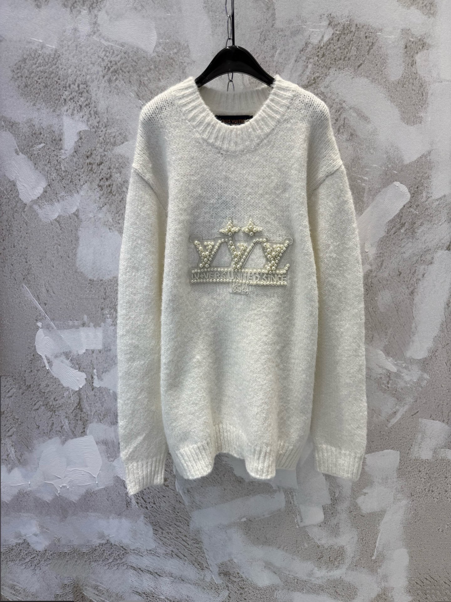 P160 1V25FW Nuevo suéter con logo de perlas de otoño e invierno, material de lana blanca, suave y cómodo, diseño de cue…