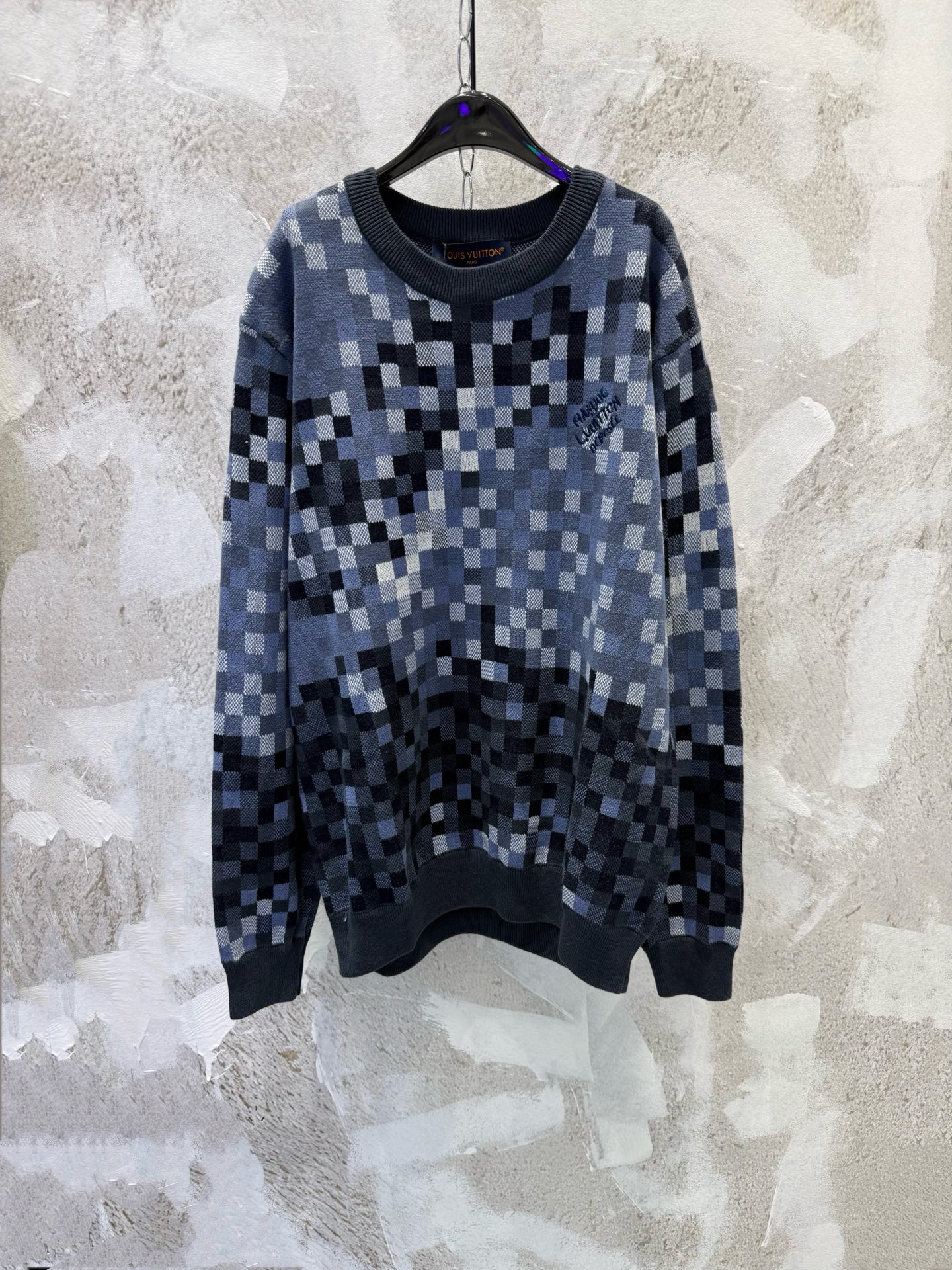 P150 1V25FW nueva sudadera de punto de algodón degradado con mosaico de letras con remaches de otoño e invierno. El ele…