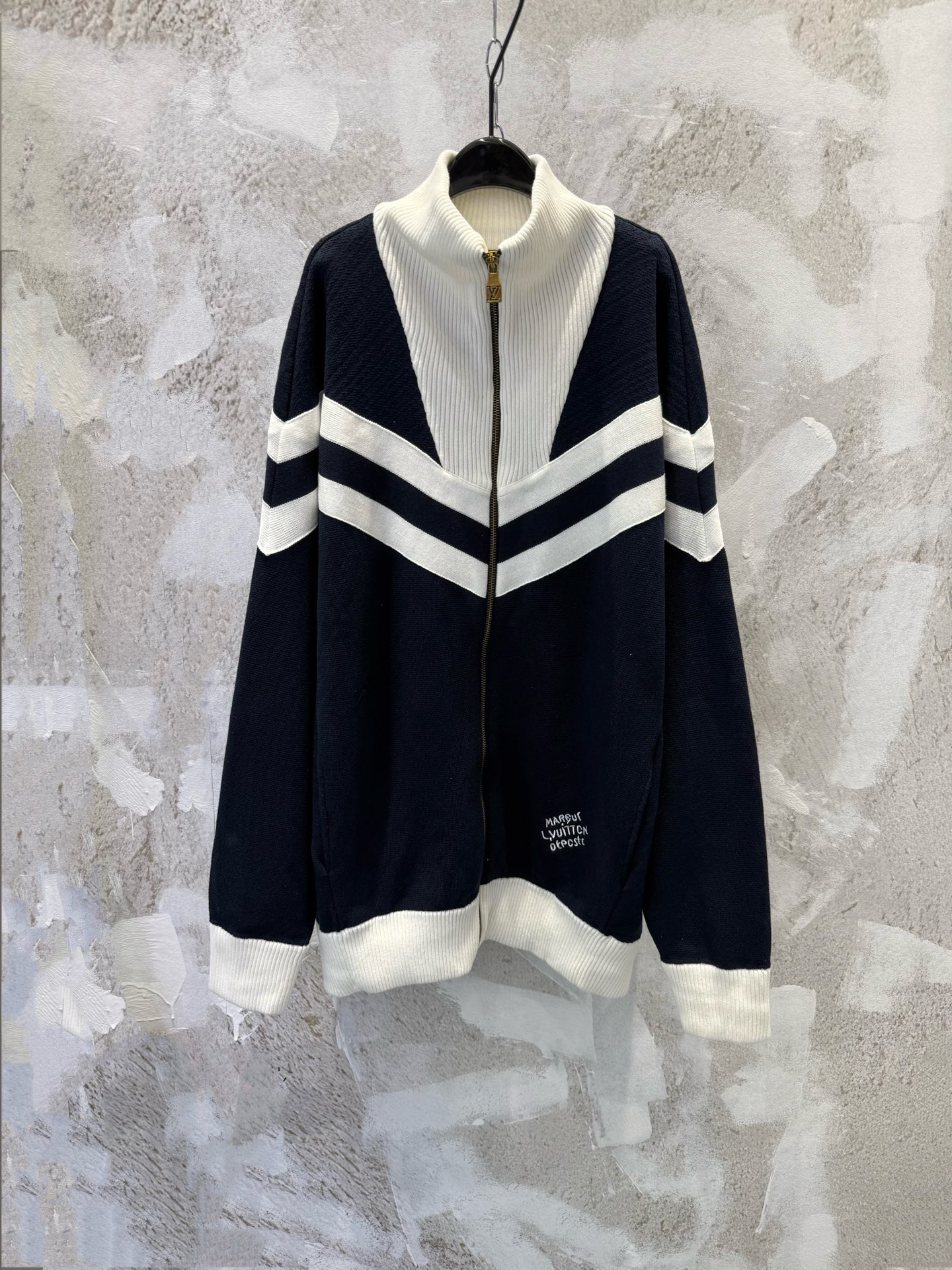 P210 Chaqueta estilo suéter de punto con cremallera y cuello alto con bordado de letras a rayas estilo universitario en…